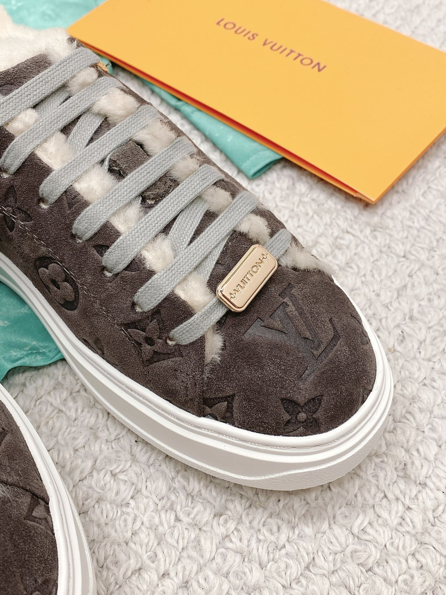 Новинка осенне-зимней коллекции LV 2022 — повседневные туфли на тиснёной платформе — коричневые.