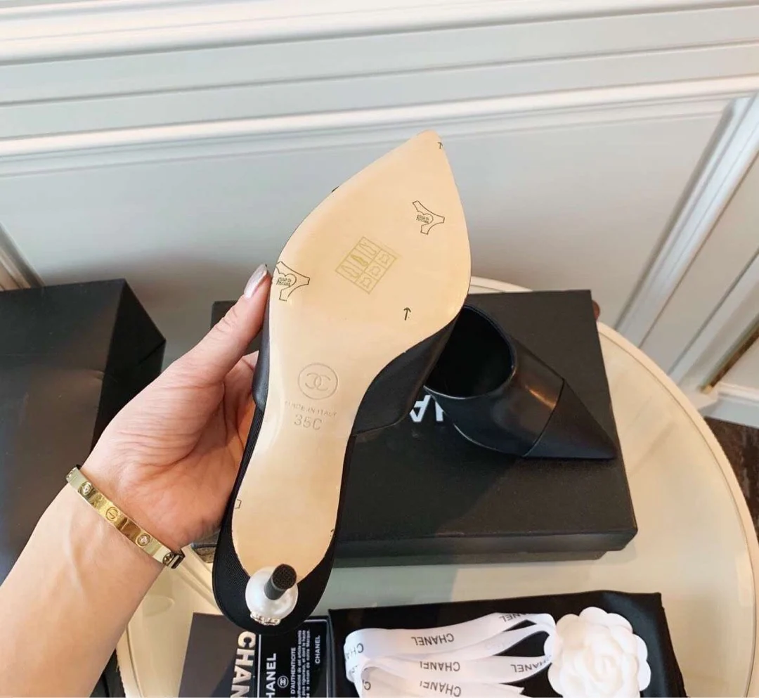 Chanel - Туфли-лодочки на высоком каблуке с острым носком, украшенные жемчугом.