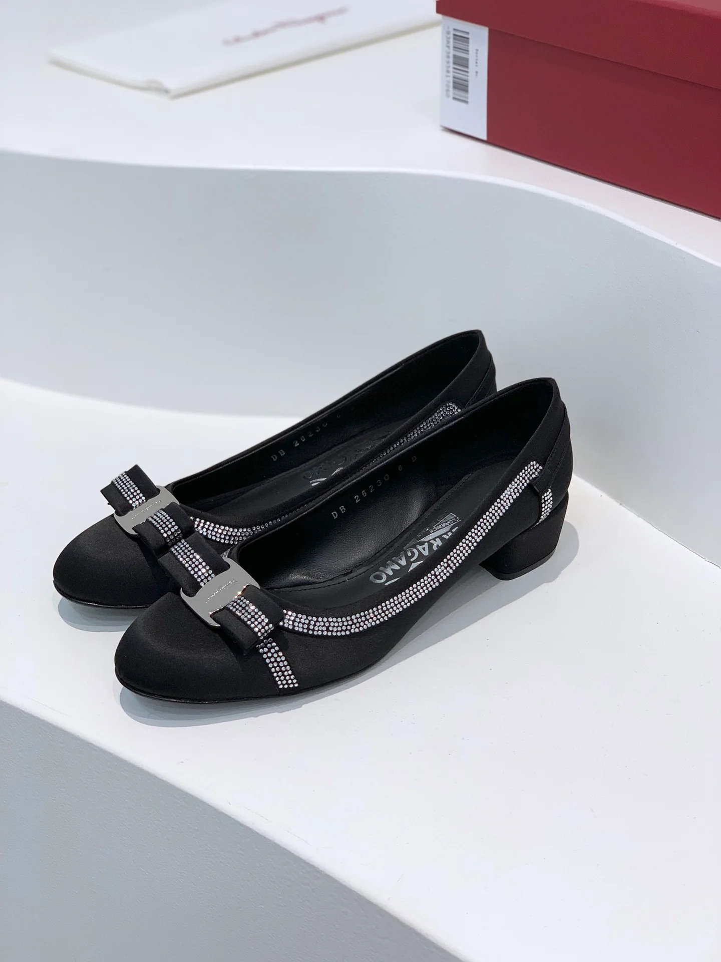 Туфли Salvatore Ferragamo - Ferragamo - Vara bow - низкие массивные каблуки