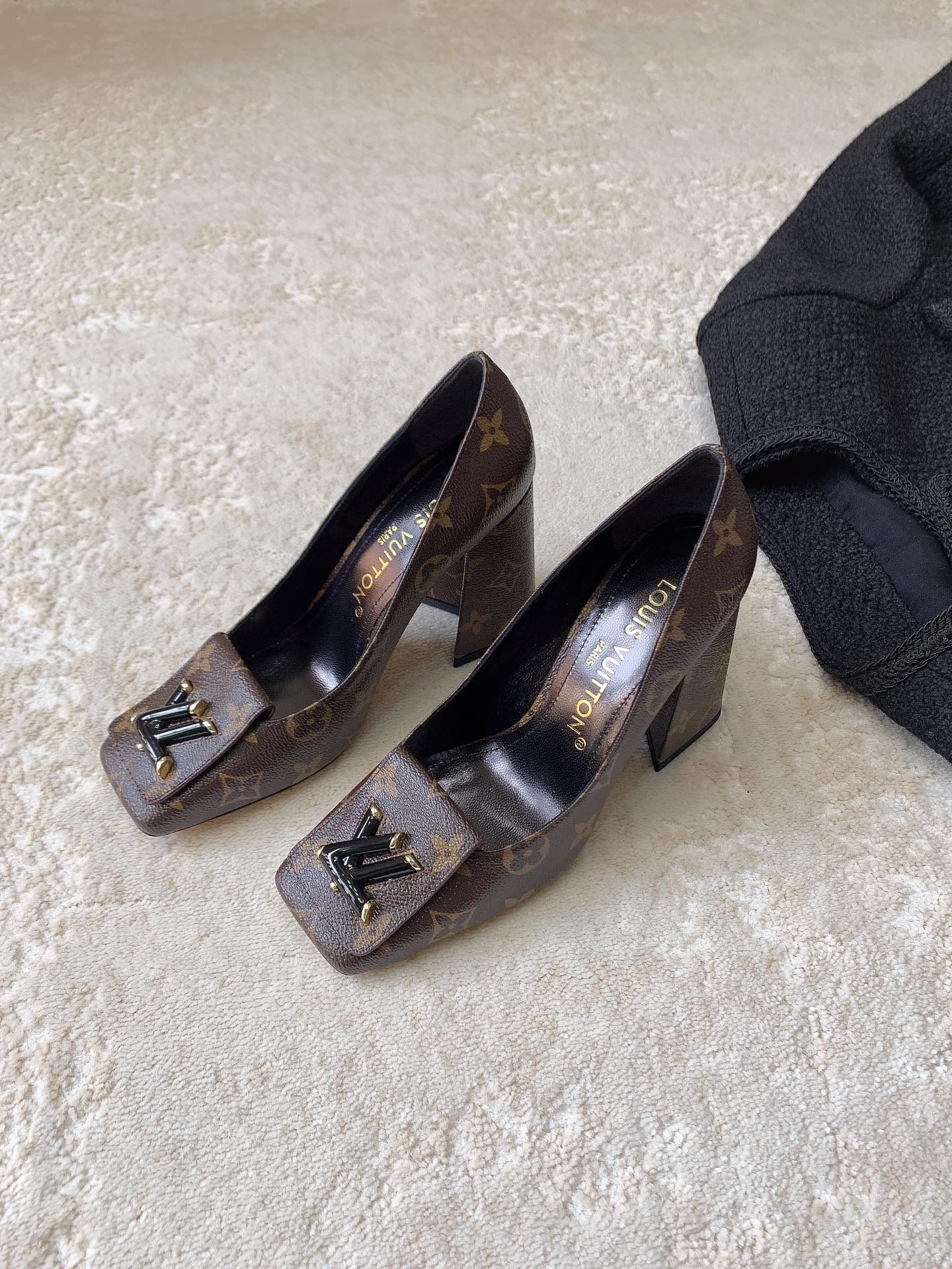 Новинка сезона весна/лето 2023 от LV - Туфли на высоком каблуке с закрытым носком - Черный монограммный узор - 1