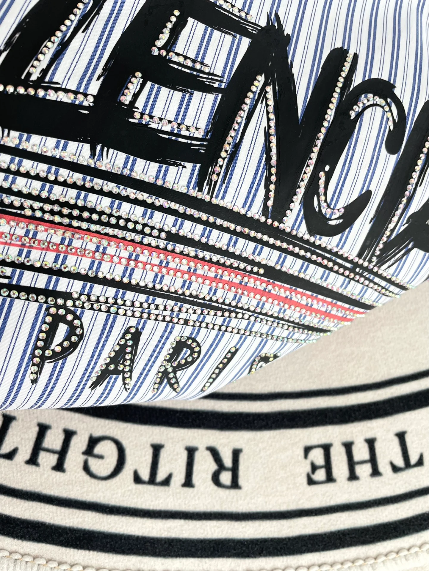 Полосатая рубашка Balenciaga 2403 с узором из страз.