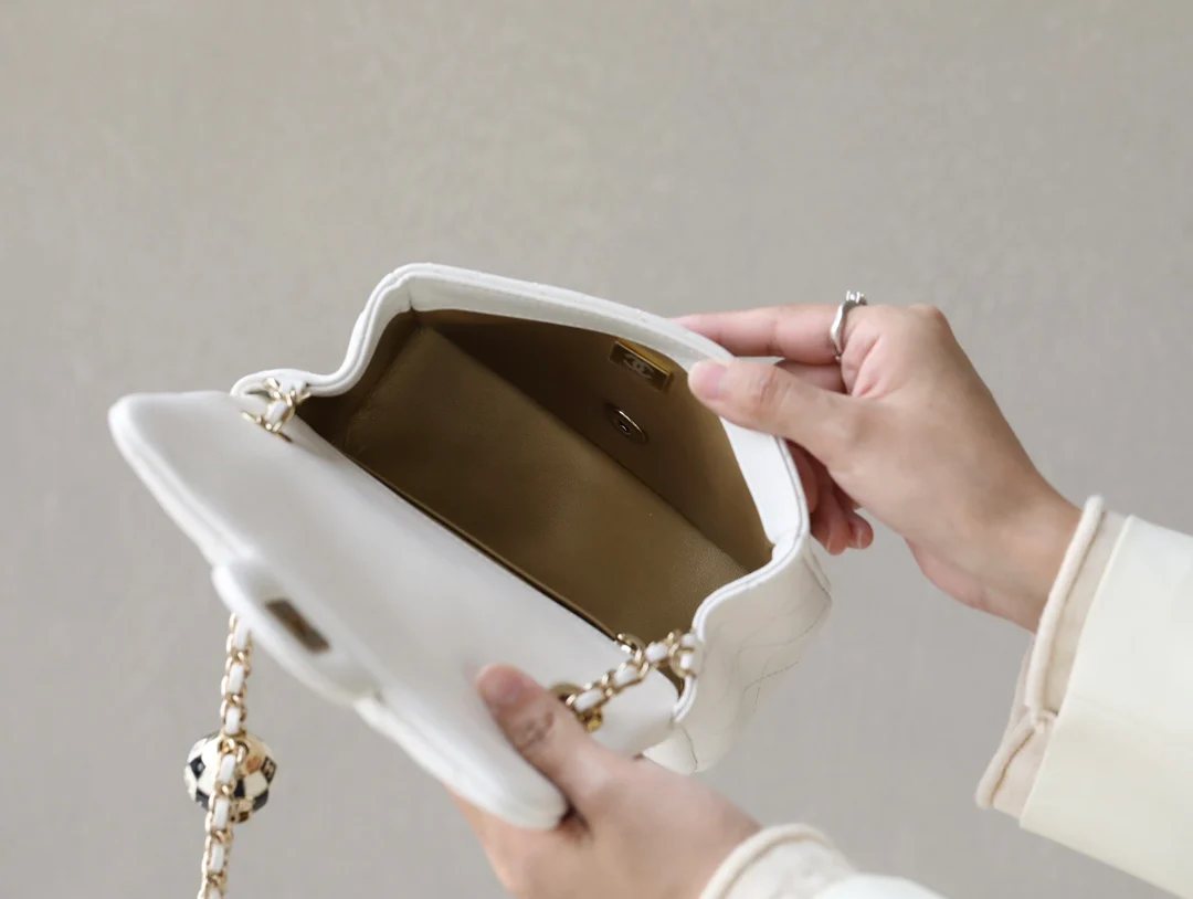 Новые поступления коллекции Chanel весна/лето 2023 - Футбольная коллекция - Сумка CF - Белая