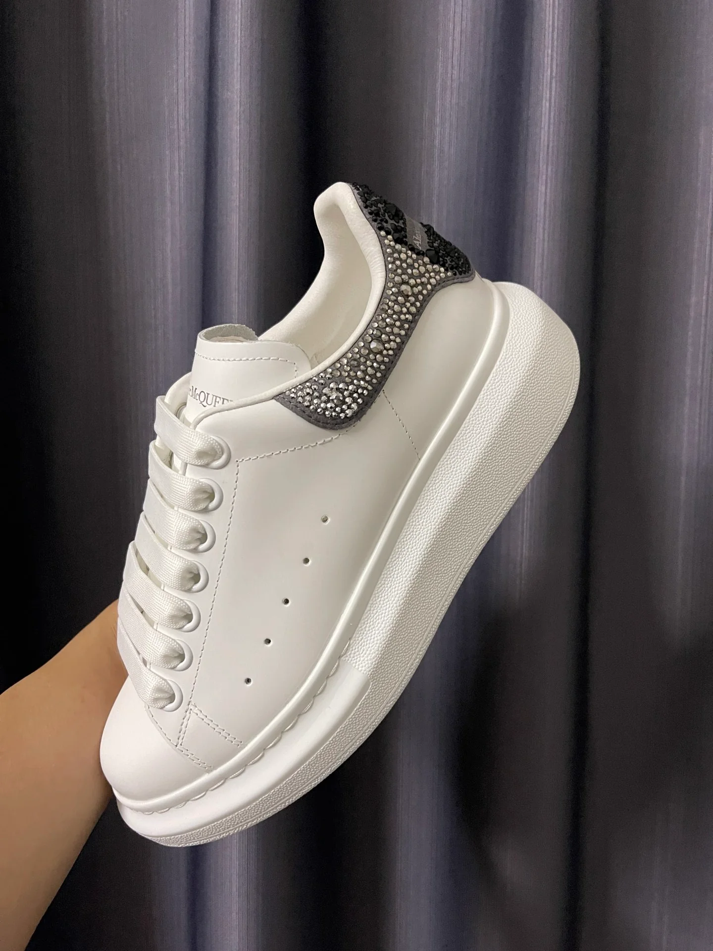 Классические белые кроссовки McQueen - унисекс - черные/серые/серебристые с каблуком, украшенным стразами