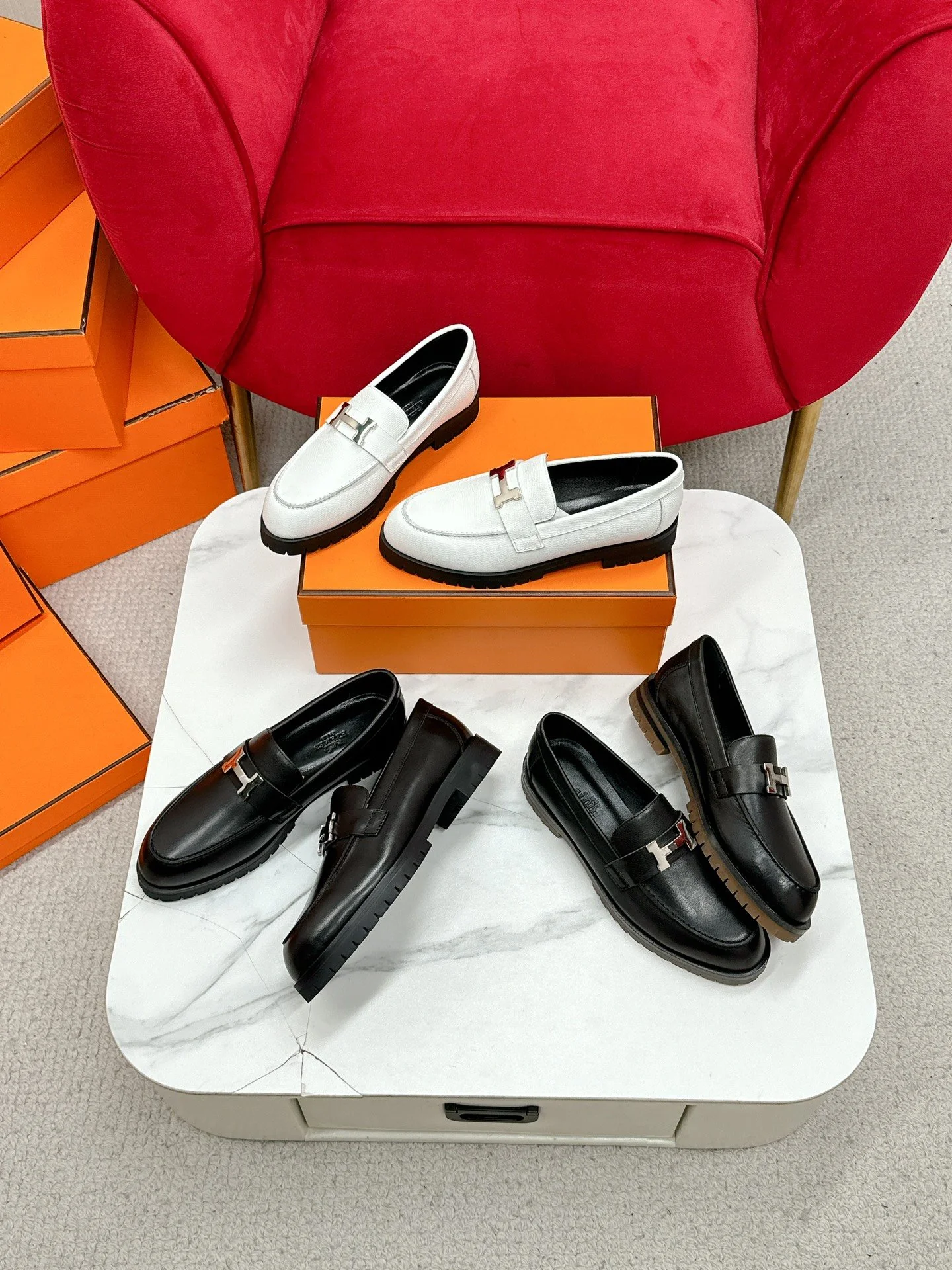 Лоферы Hermes на низком каблуке 2024 года - изображение из коллекции