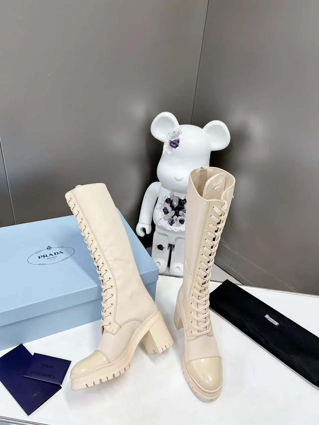 Chanel - Новинка весны 2022 года - Ботинки на шнуровке на массивном каблуке - Белые