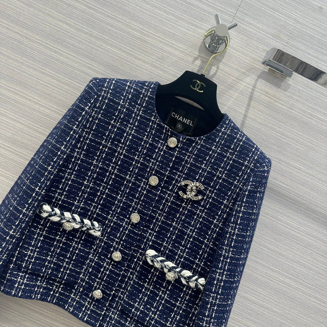 Chanel - 2403-24 Новинка ранней весны: Элегантная короткая куртка синего, белого и золотого цвета