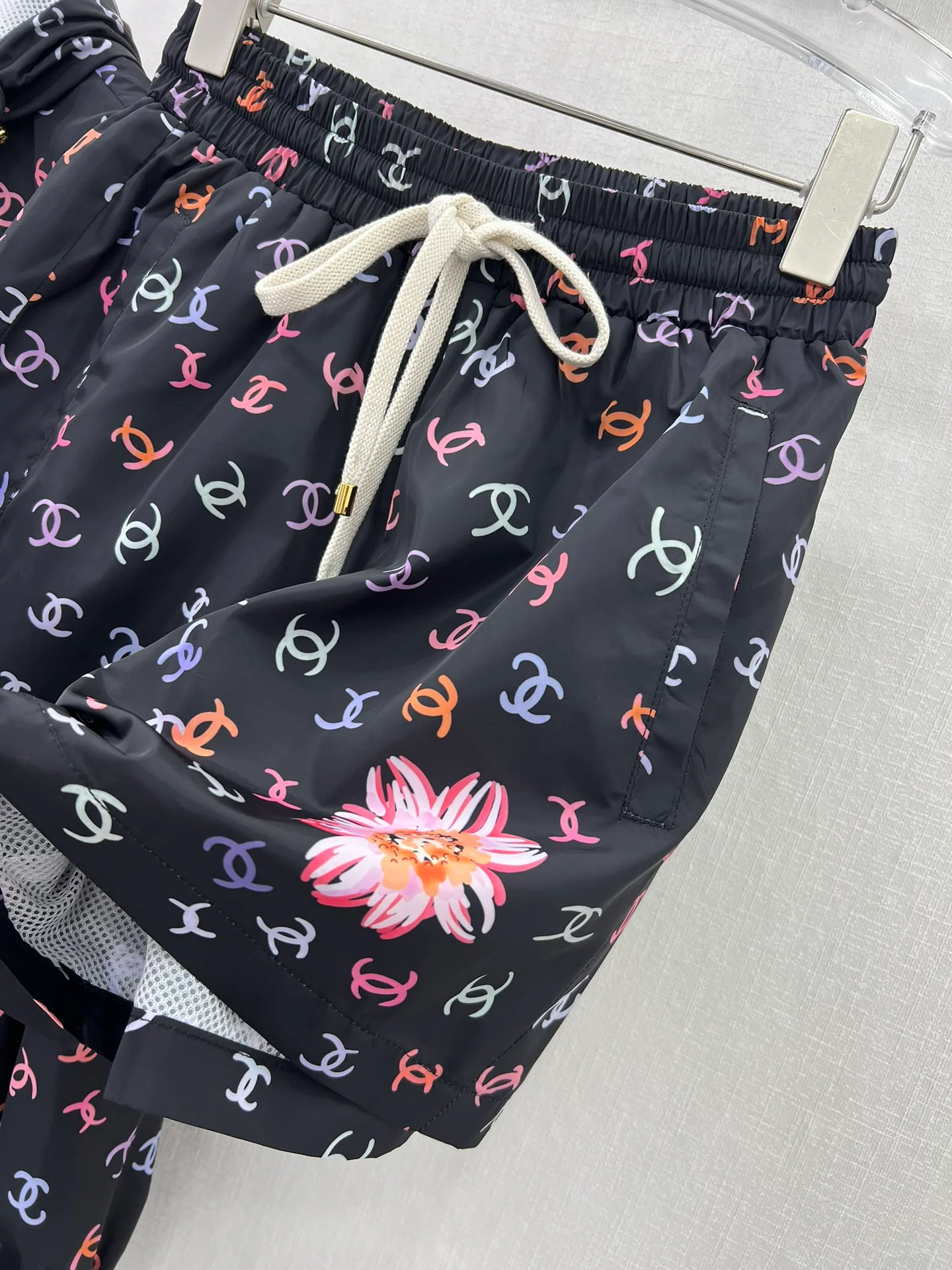 Солнцезащитный костюм Chanel 2404 с принтом - черный