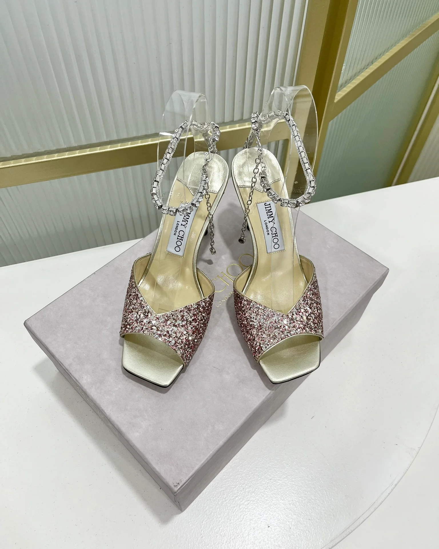 Jimmy - Новинка 2023 года - Босоножки на высоком каблуке с открытым носком и цепочкой - 8-5 см - Розово-серебристый