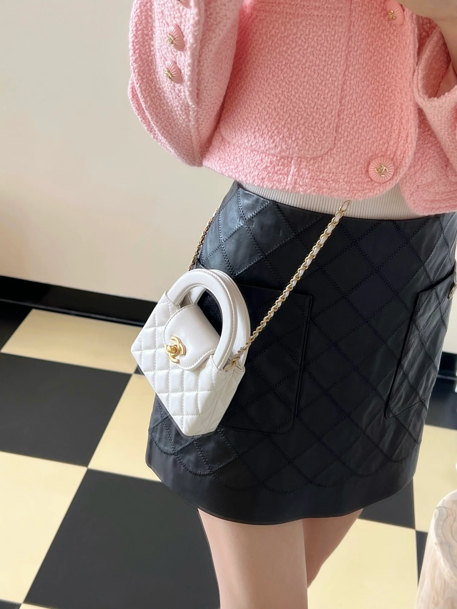 Миниатюрная сумочка Chanel Kelly на цепочке, белая.