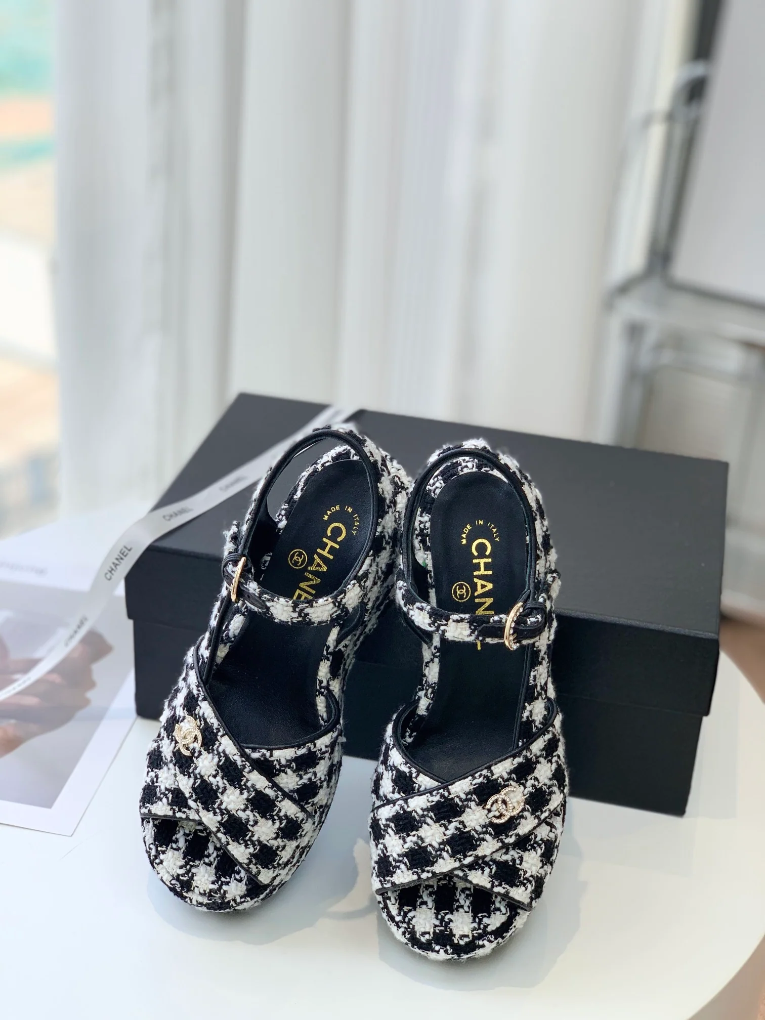 Новинка 2023 года от Chanel - клетчатые сандалии на платформе - 5 см