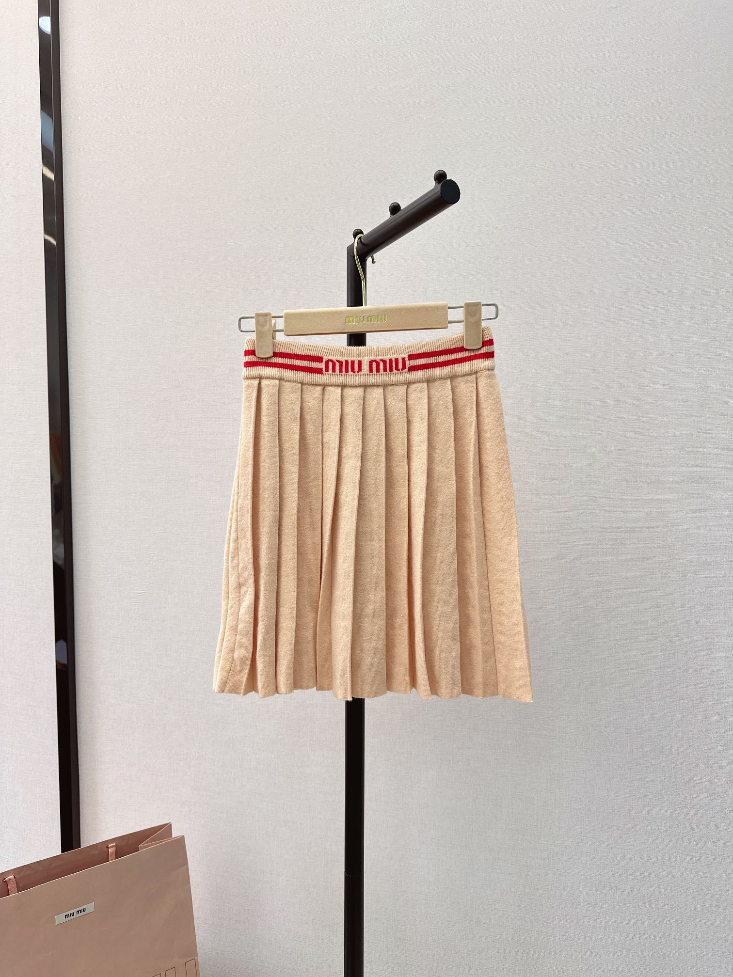 Miu Miu - 2404 - Новинка сезона весна/лето: классический пуловер с круглым вырезом и плиссированная юбка.