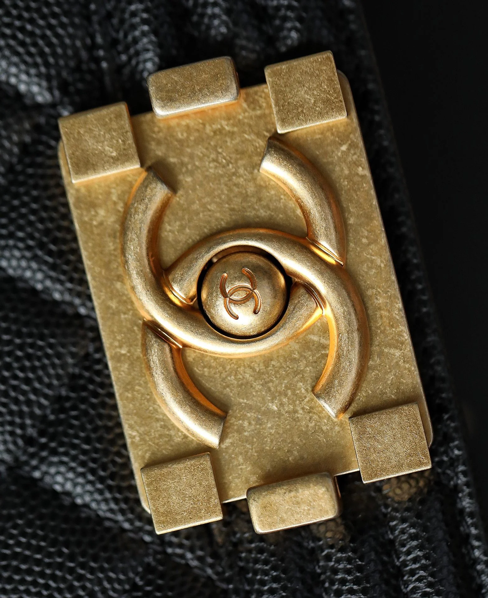 Chanel - ????? Маленькая черная с ромбовидным узором и золотой пряжкой