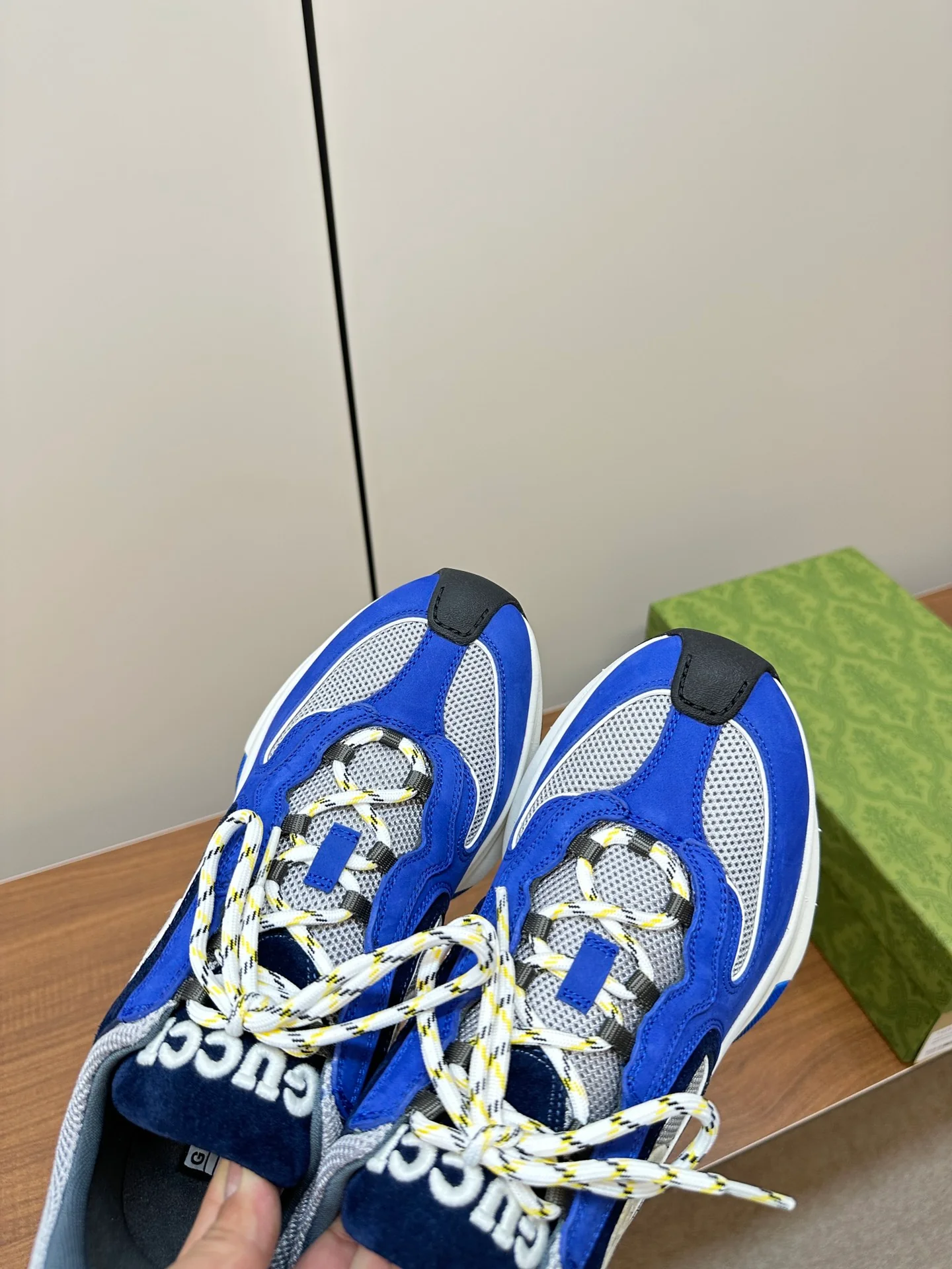 Новинка осенне-зимней коллекции Gucci 2023 — Кроссовки из однотонного вязаного кроя — Унисекс — Синие