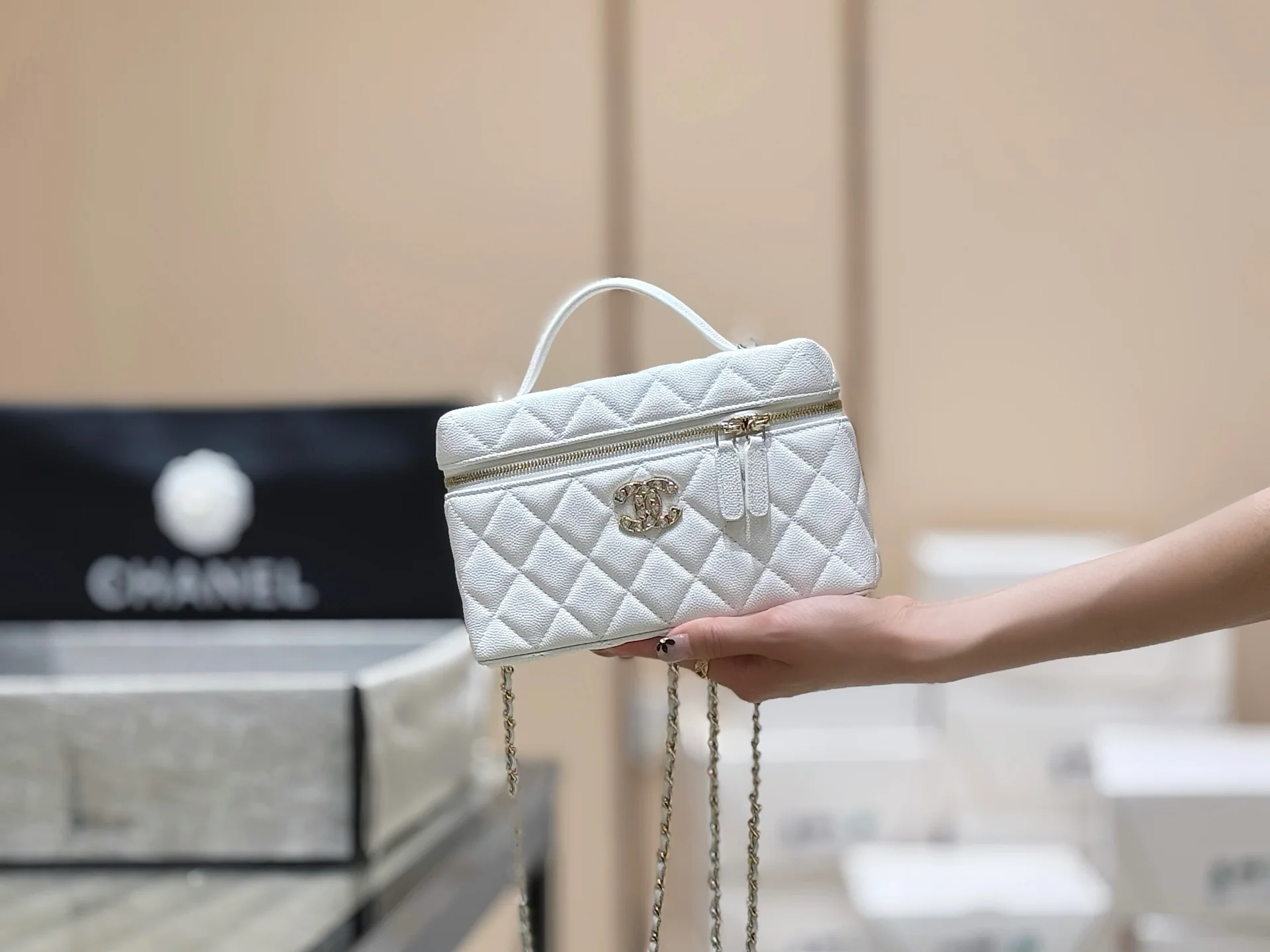 Сумка-ланчбокс Chanel 25p Limited Edition в форме сердца с бриллиантом — белая.