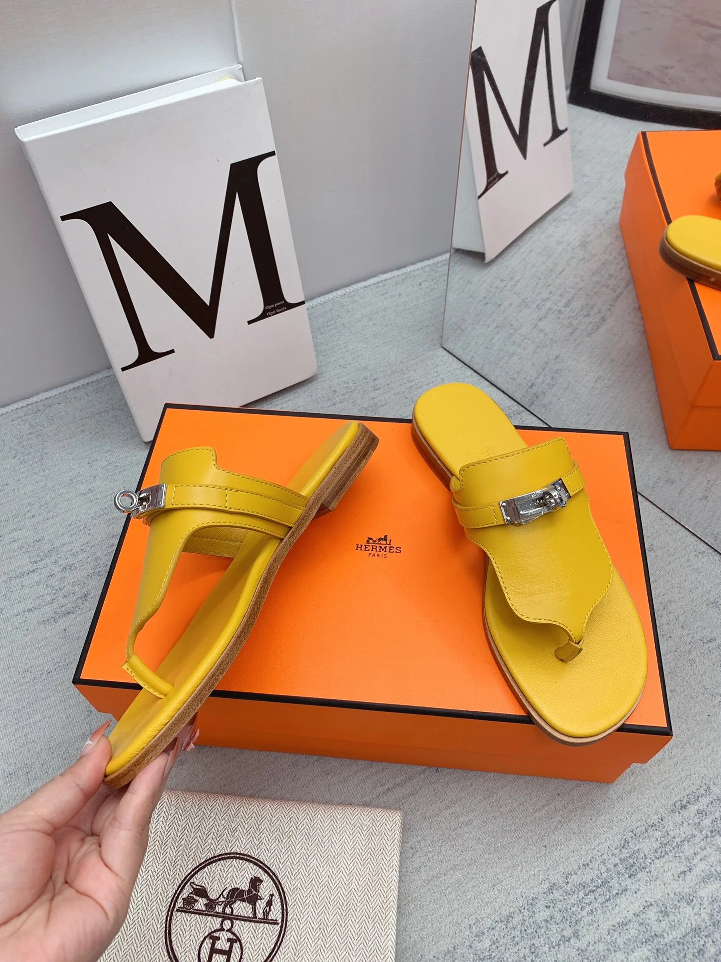 Новинка осенне-зимней коллекции Hermes — шлепанцы.