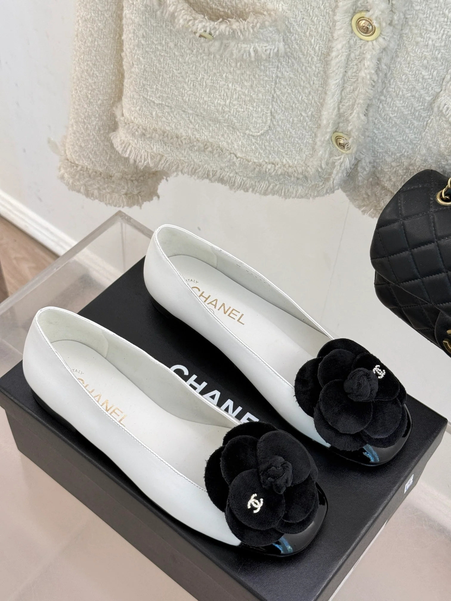 Туфли на низком каблуке Chanel Camellia 2024 — белые