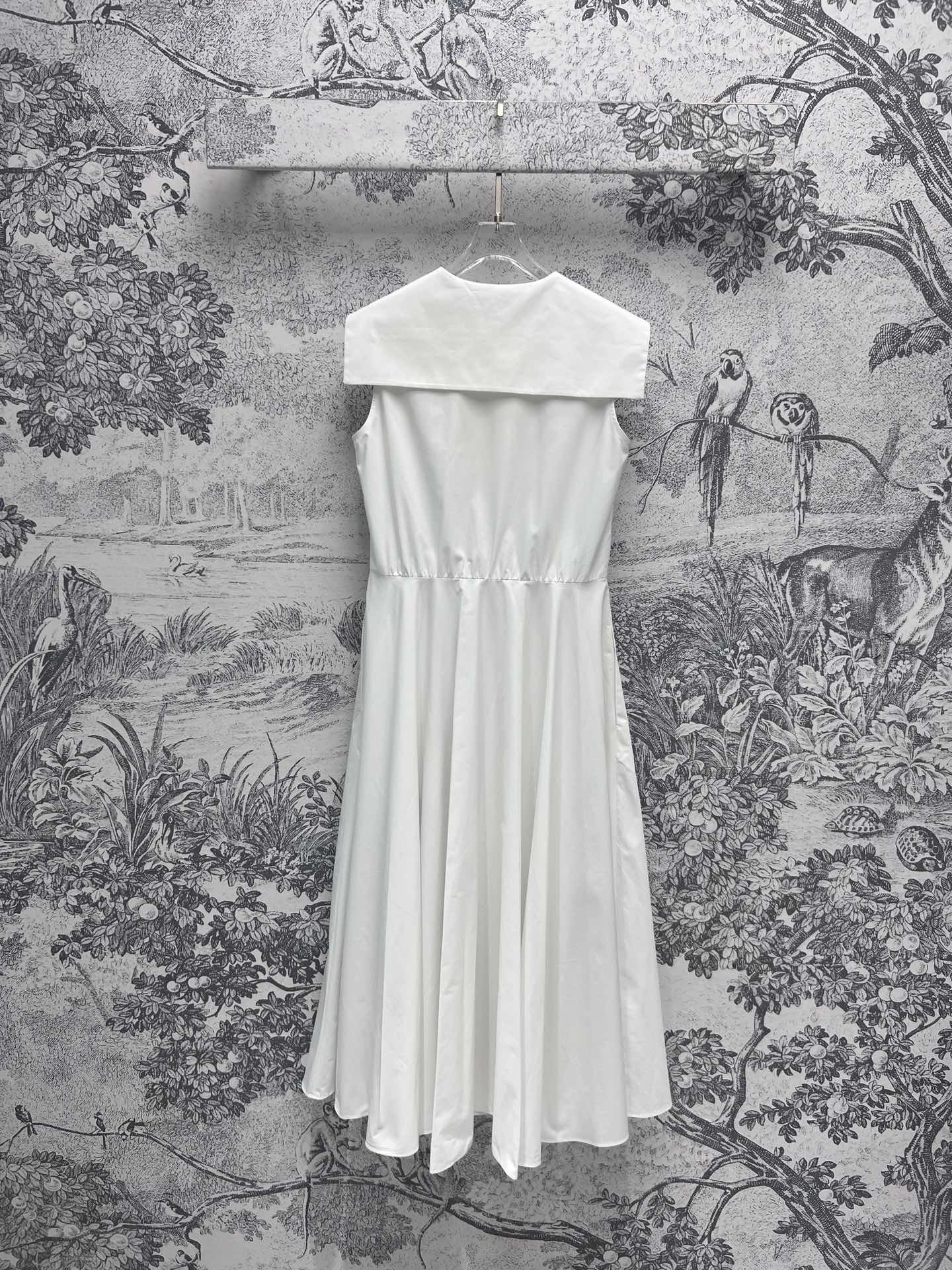 Платье Miu Miu в стиле преппи из коллекции Весна/Лето 2024 с воротником-шалью и пуговицами — белое.