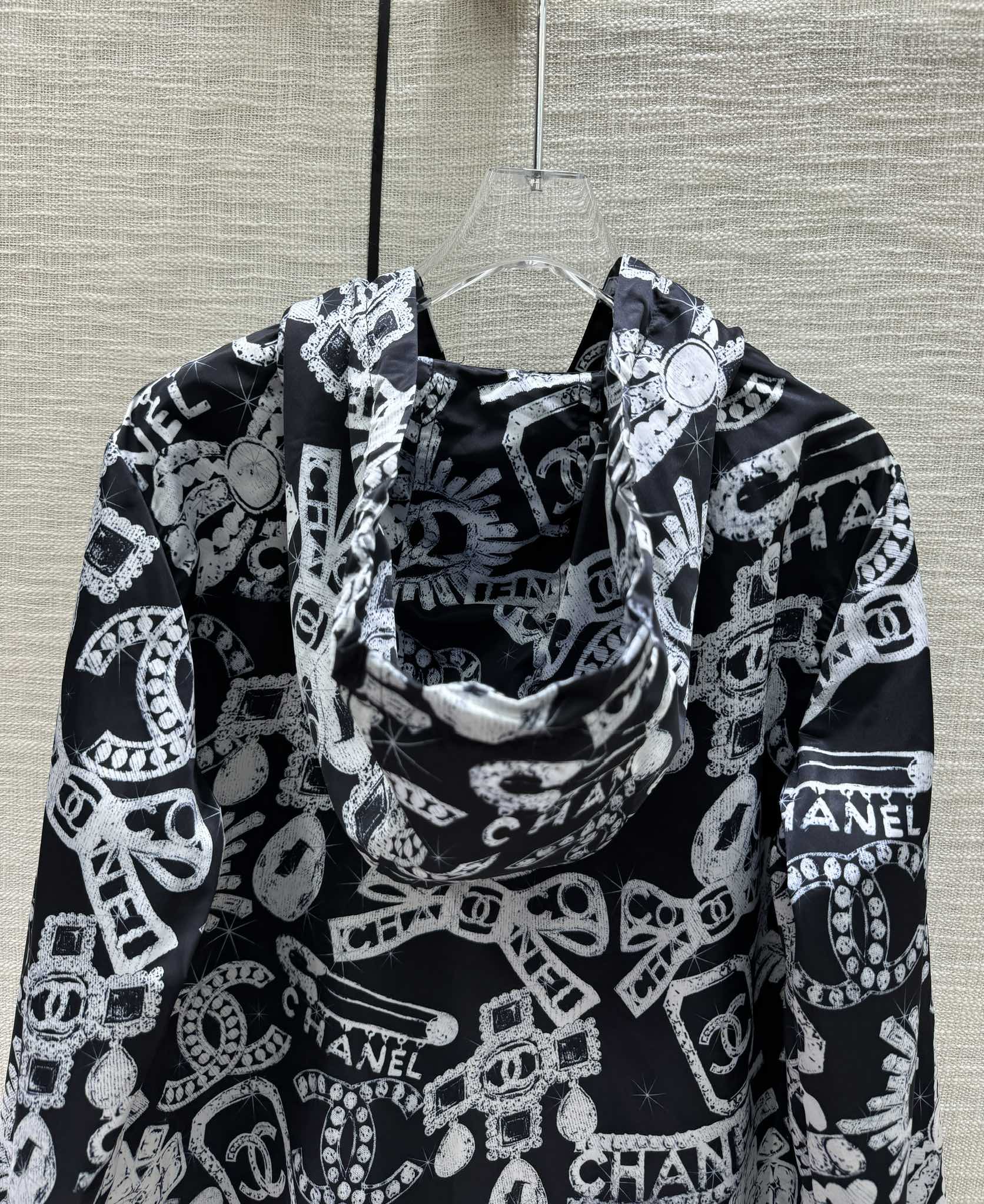 Куртка Chanel 2403 с капюшоном, напечатанная на 3D-принтере.