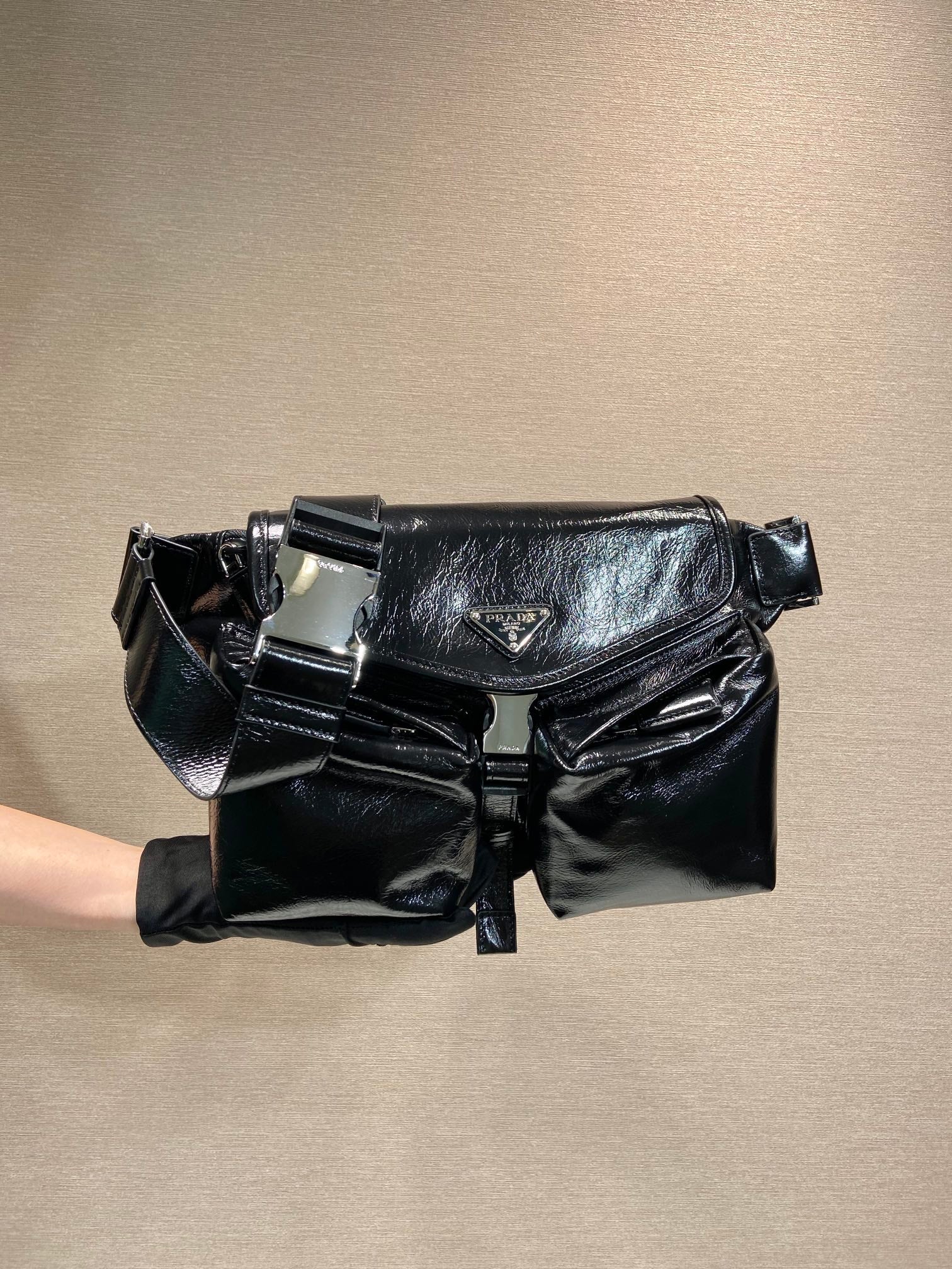 Поясная сумка Prada из вощеной кожи