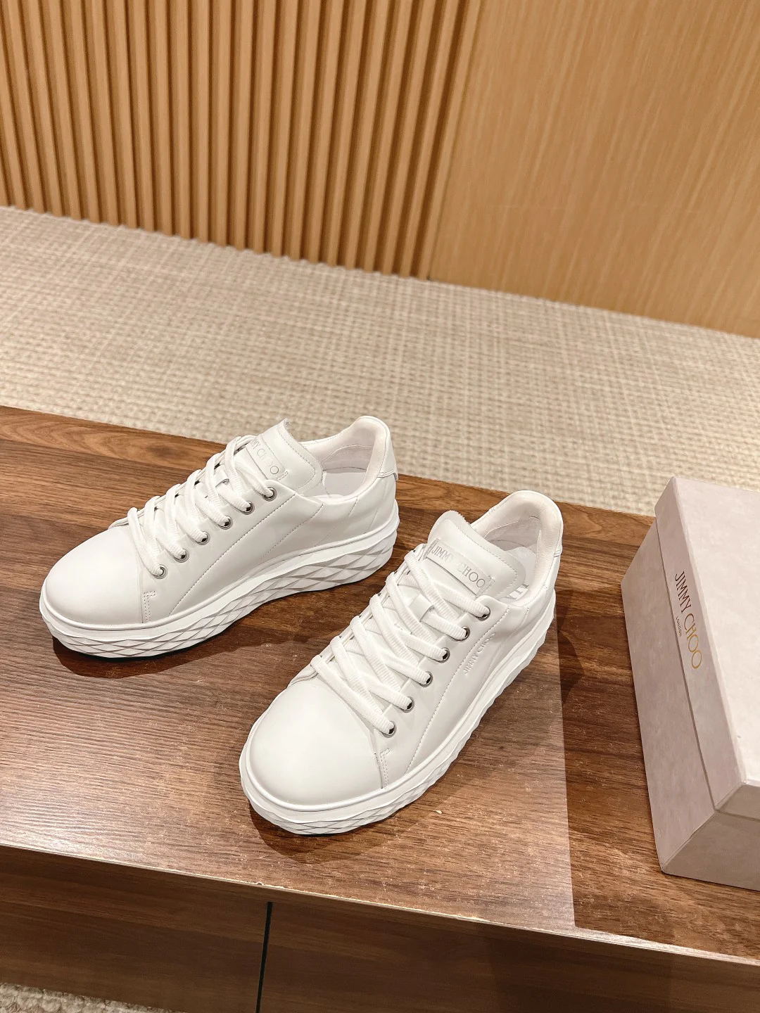Обувь марки JC - повседневная модель 2024 года - белая.