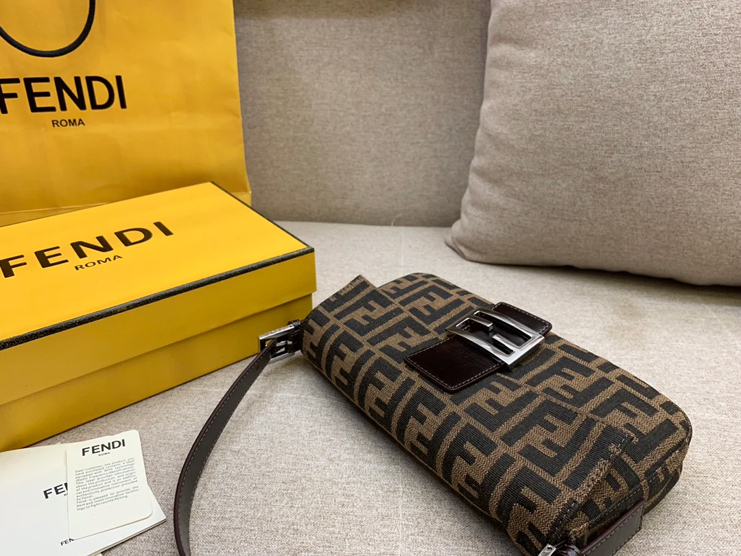 Сумка Fendi Baguette Medium Monogram