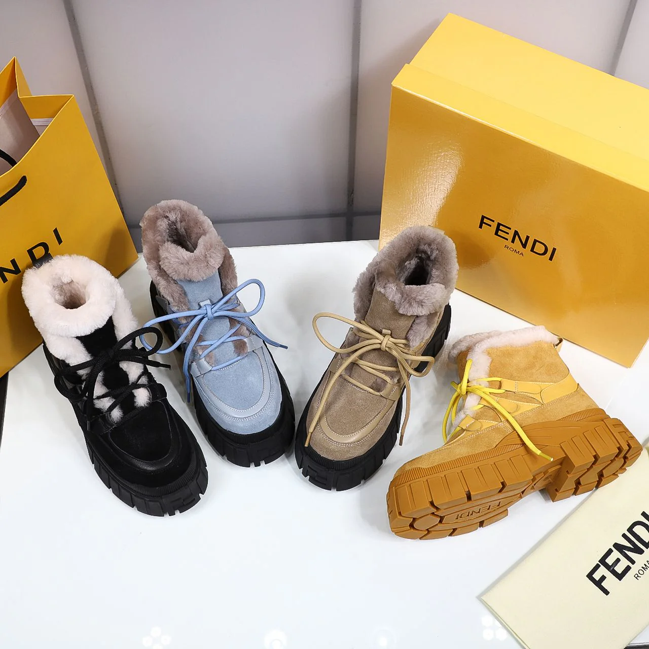 Fendi - Меховые сапоги - Черные