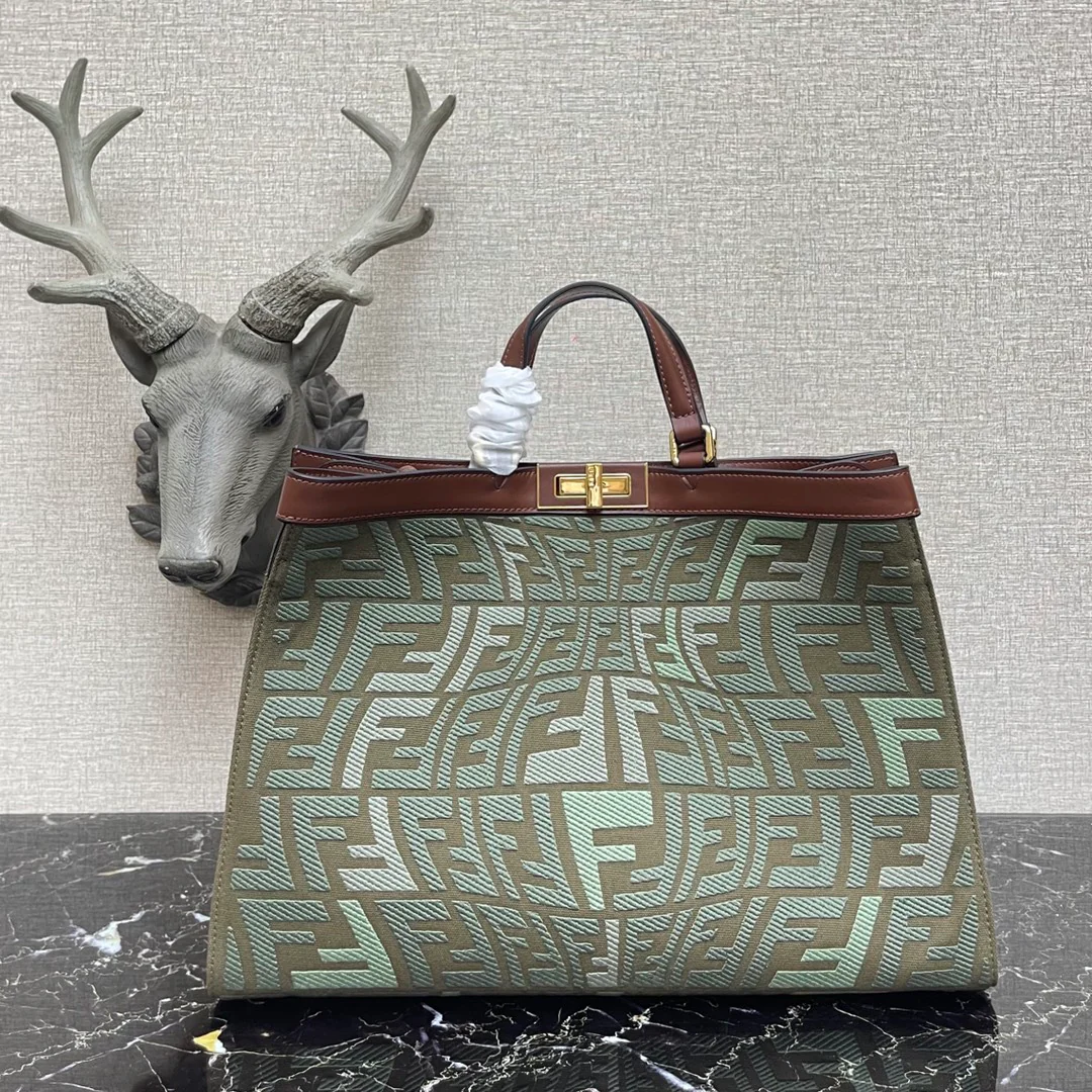 Сумка-тоут Fendi Peekaboo с ручкой из зеленой кожи