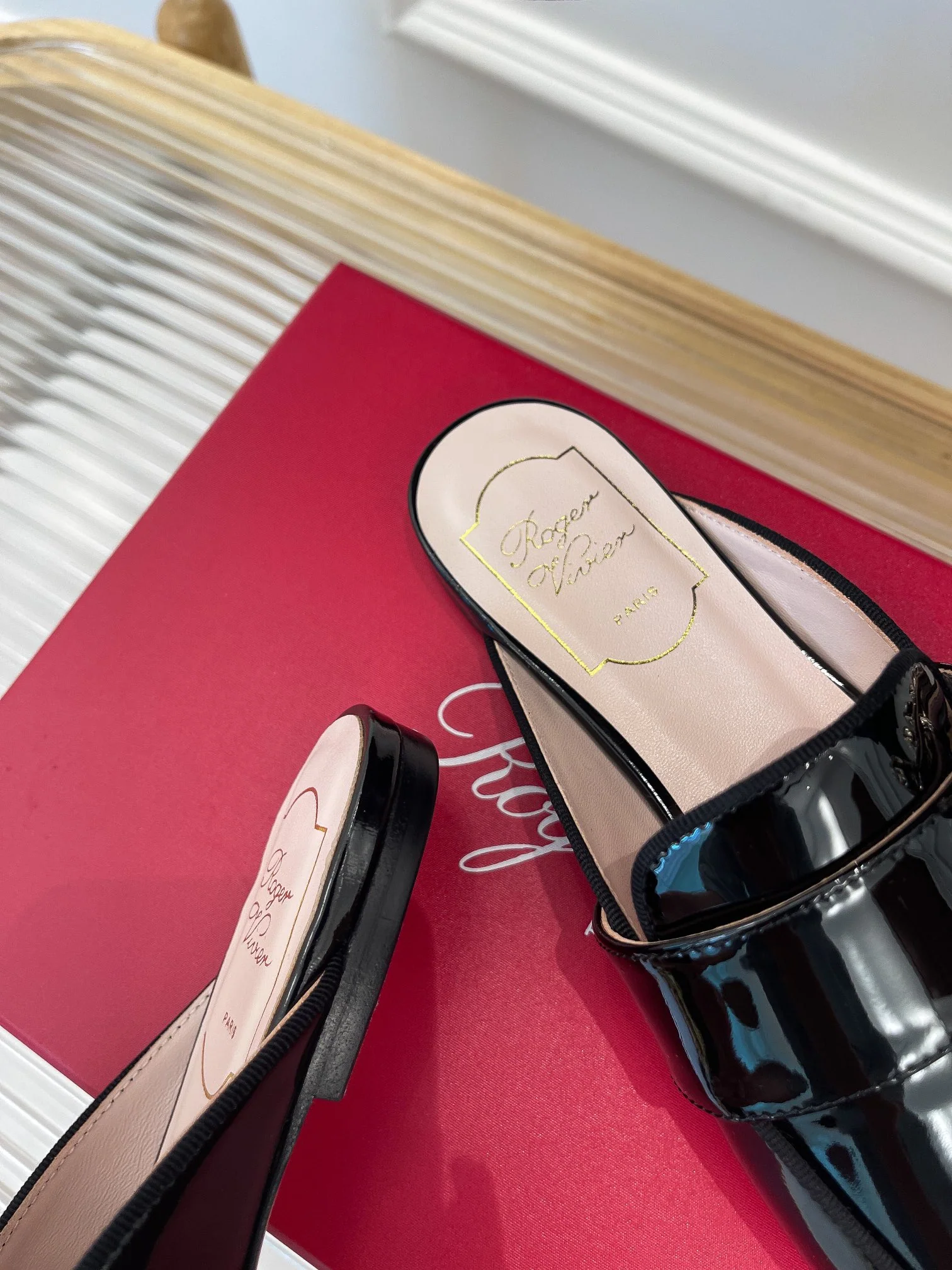 Обувь RV - Коллекция ?Ранняя осень 2022? - Мюли, украшенные стразами.