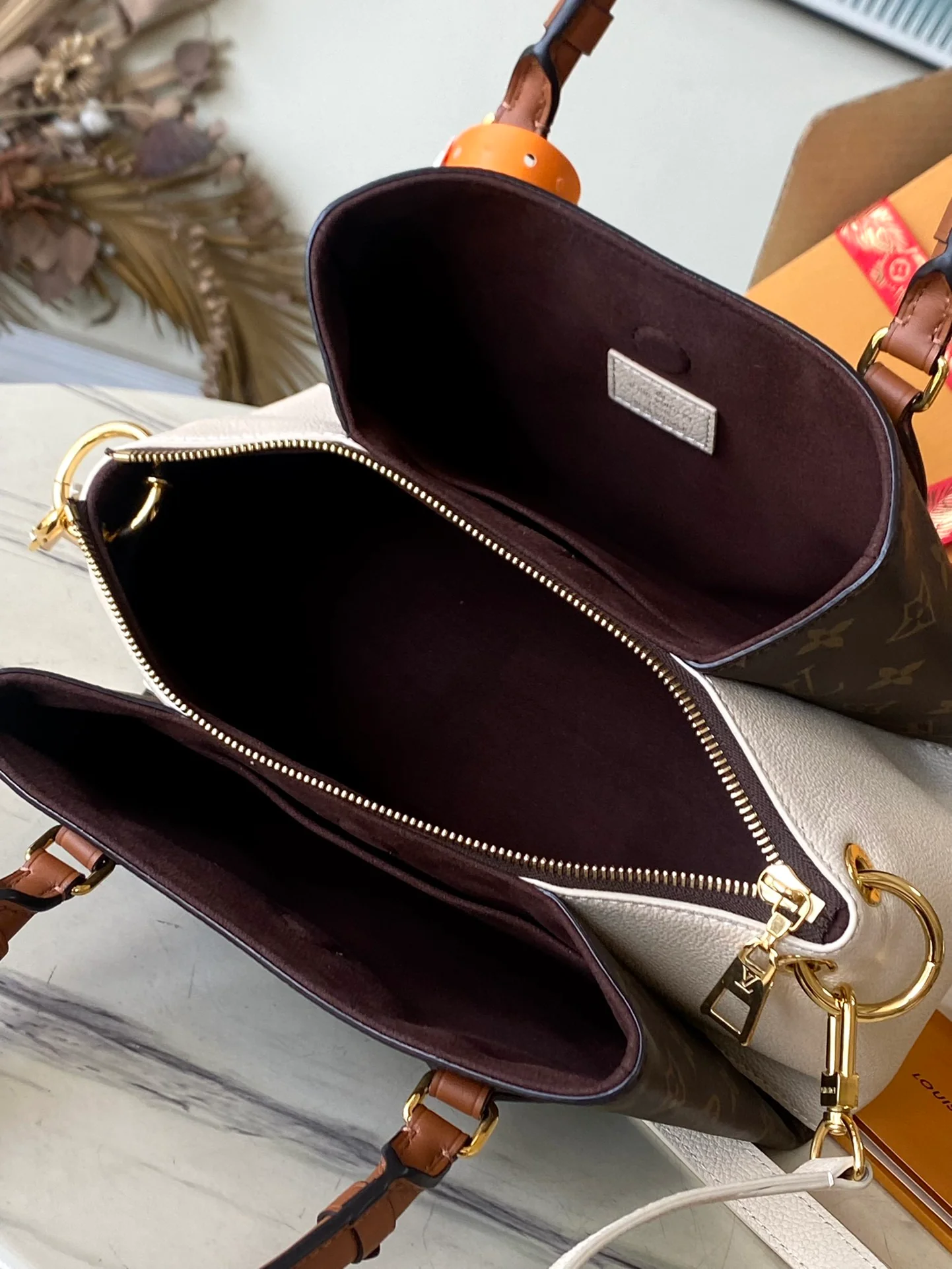 m46495-LV-opera-bb-handbag-white