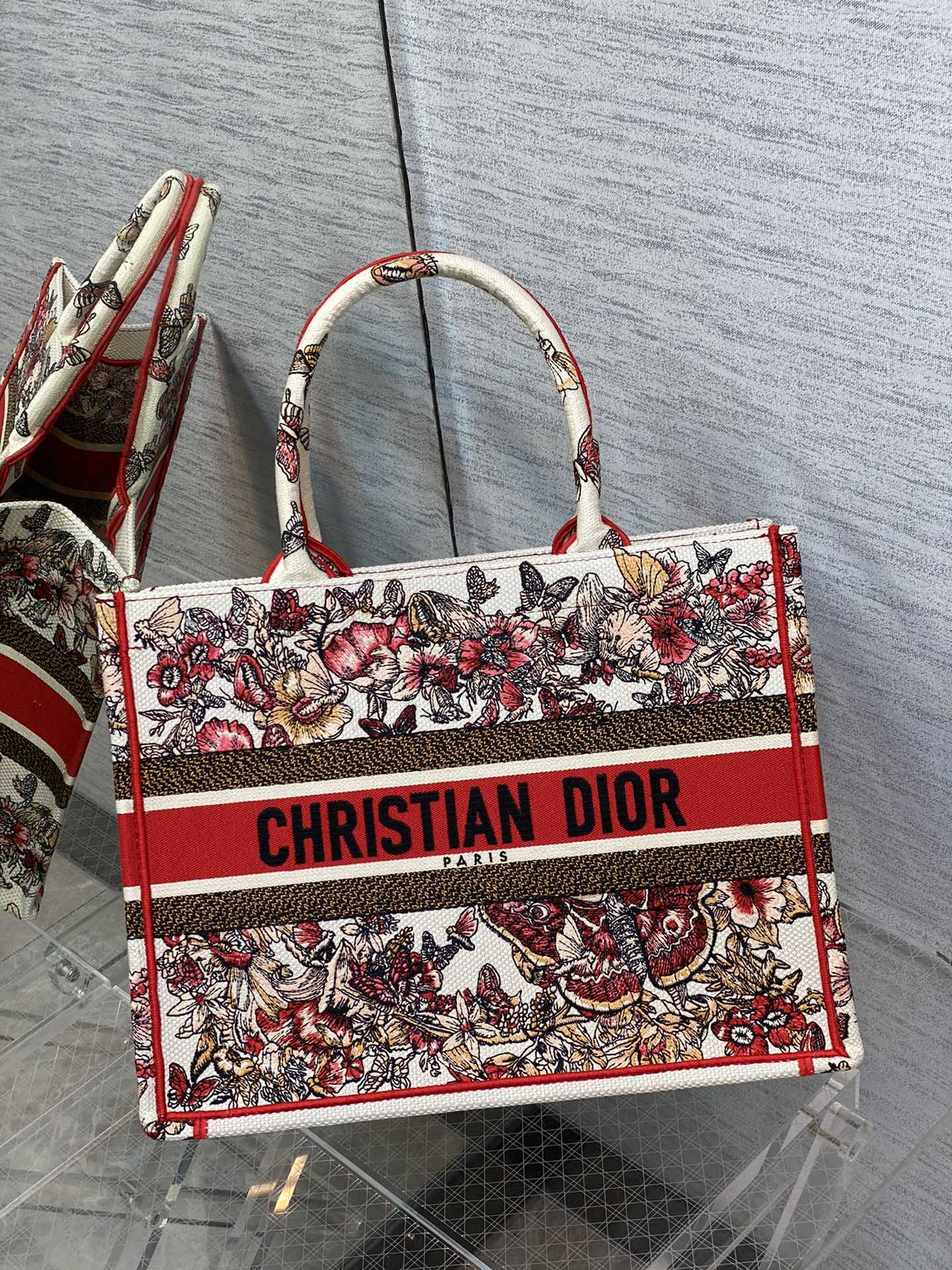 Сумка-тоут Dior Book, маленький размер 36-5 см, вышивка в виде бабочек.