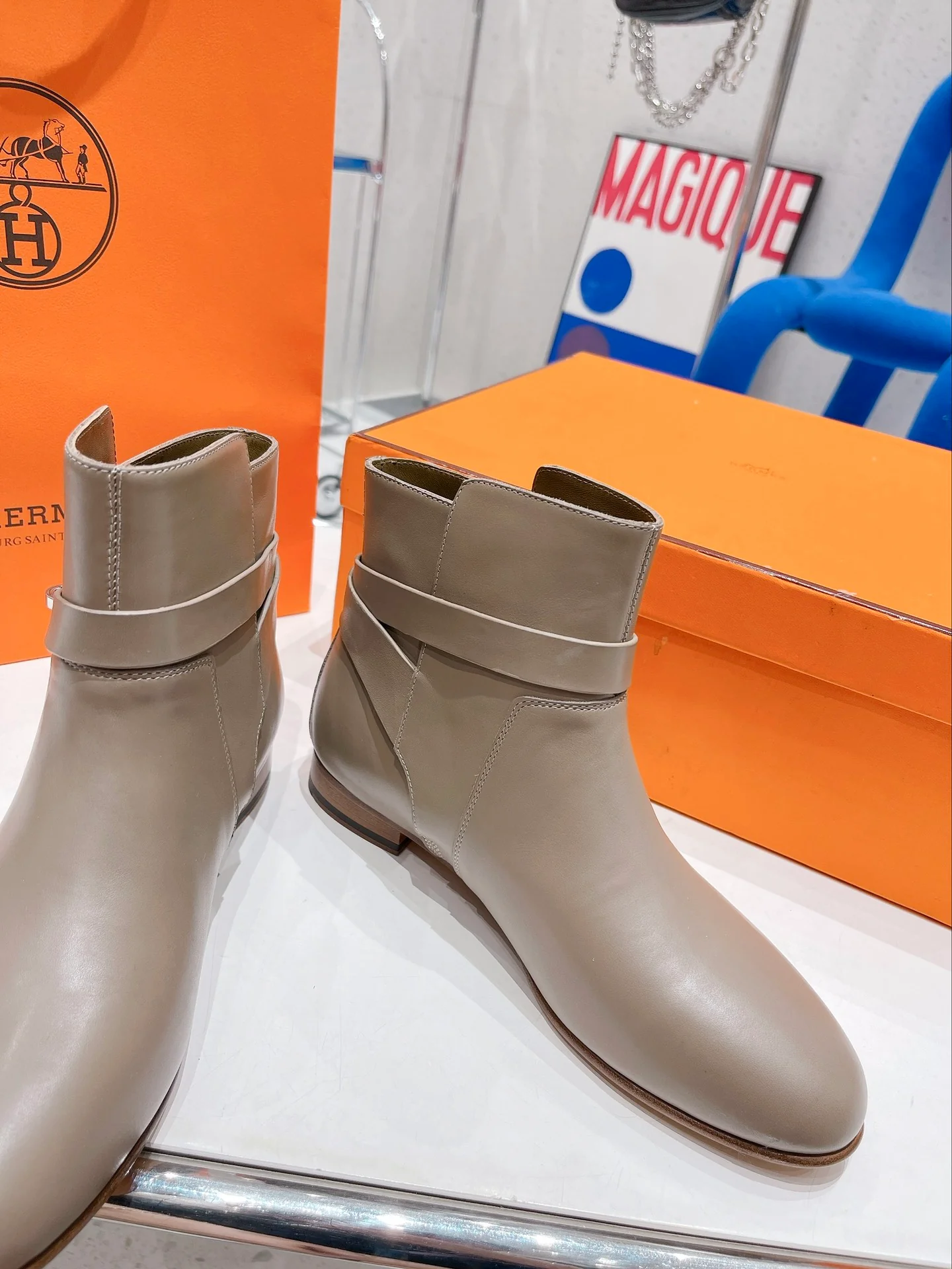 Новинка сезона осень/зима 2022 от Hermes - ботильоны Kelly с пряжкой.