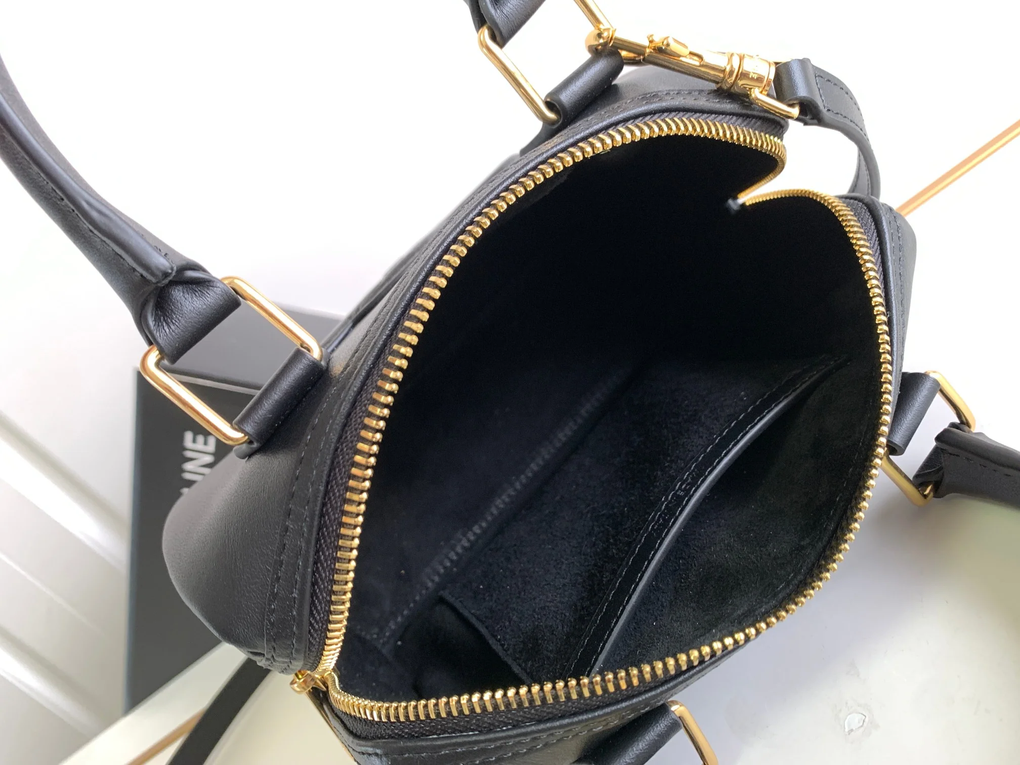 Коллекция Celine Весна/Лето 2023 - Бостон-сумка Cuir Triomphe из гладкой телячьей кожи - Черная