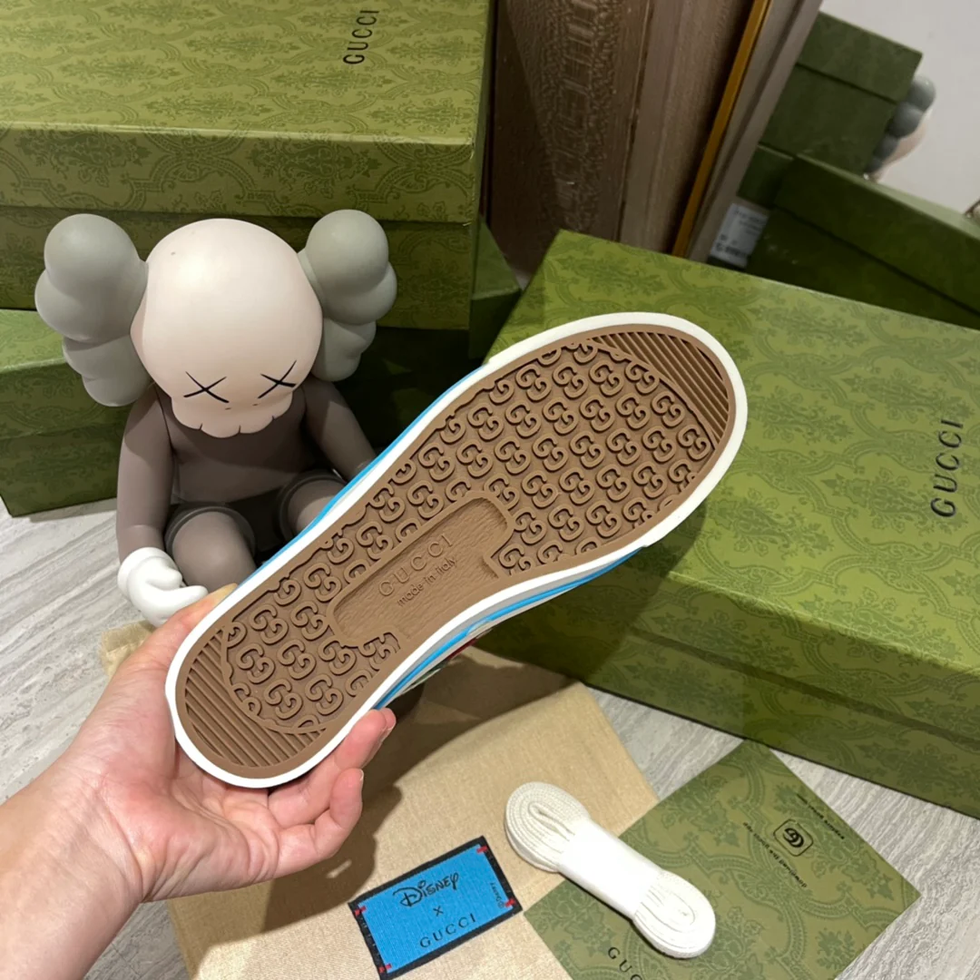 Высокие джинсовые кроссовки Gucci с монограммой для пар.