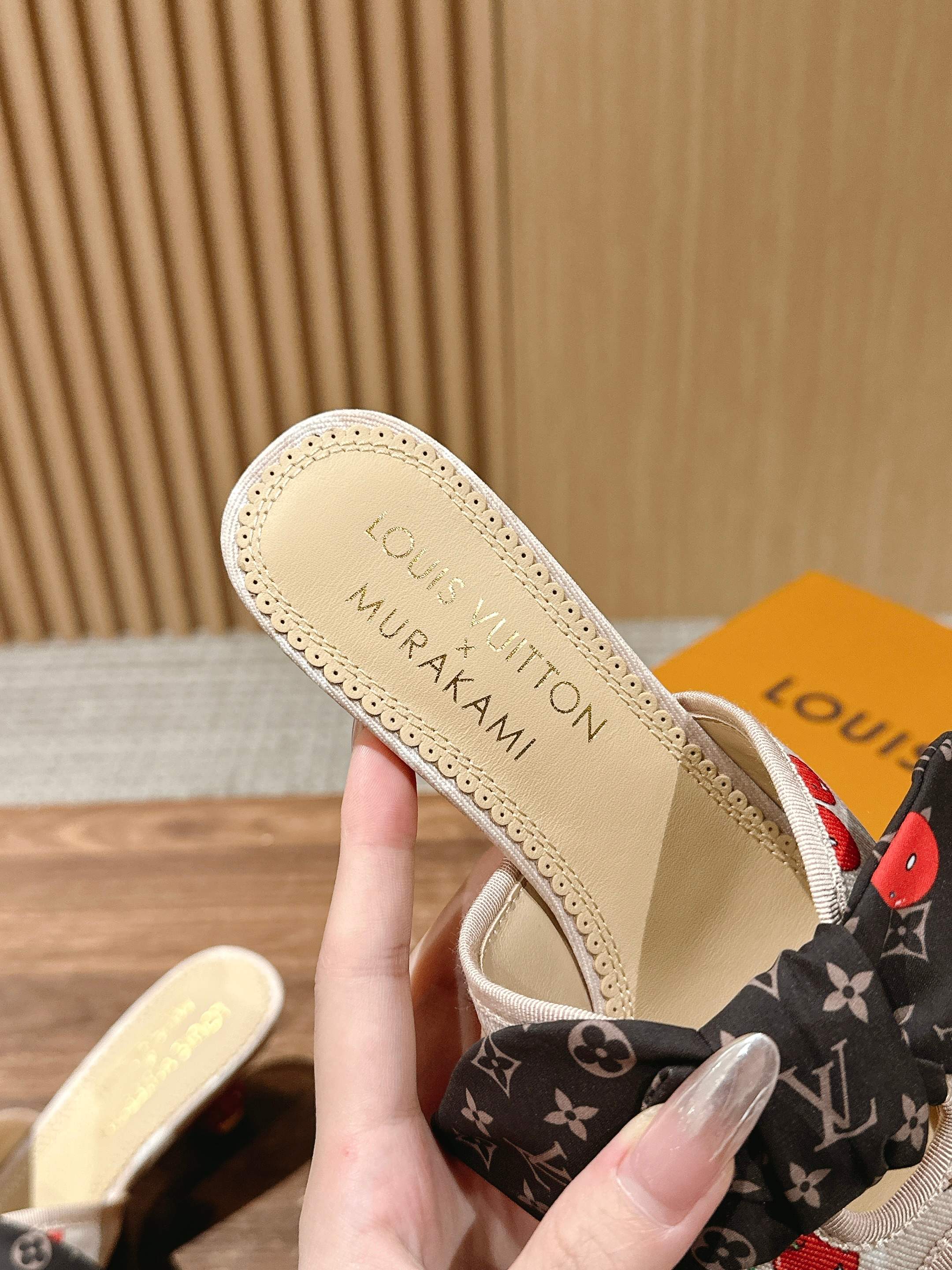 LV - Босоножки на низком каблуке с бантом и вишневым узором - Бежевые