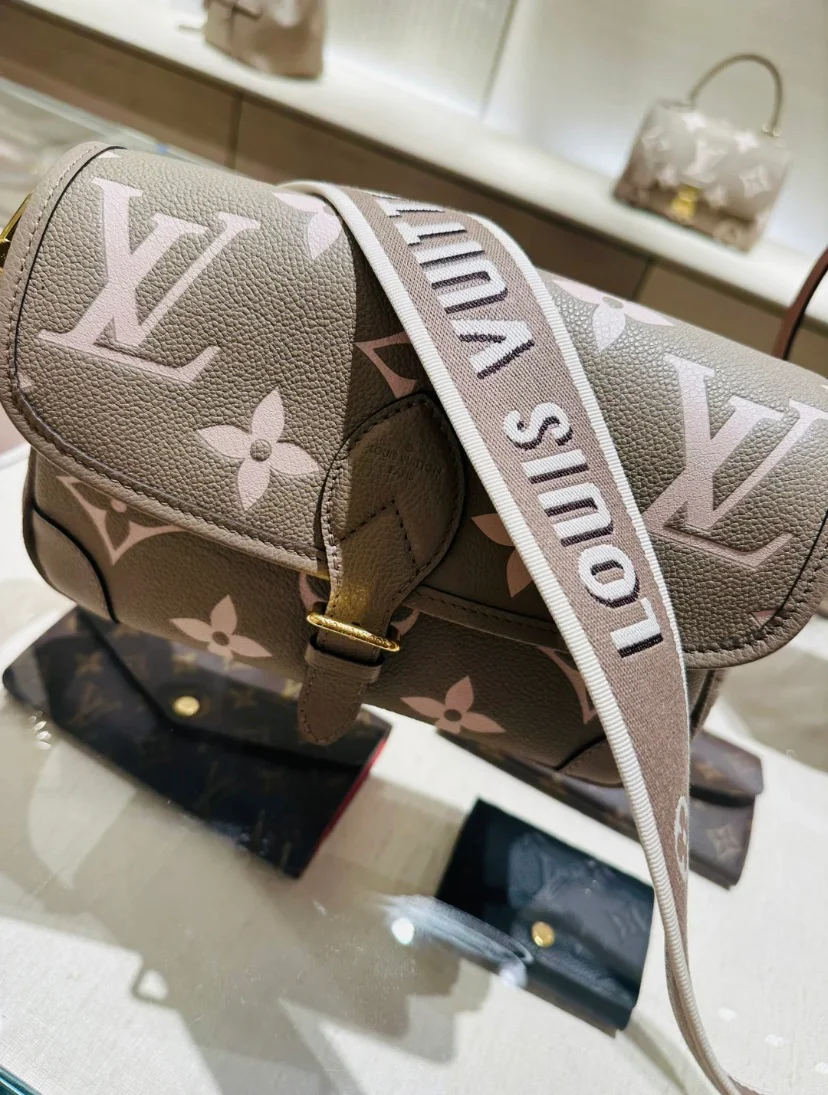 m46583-LV-diane Сумка-багет (наплечная/кроссбоди) - светло-серый