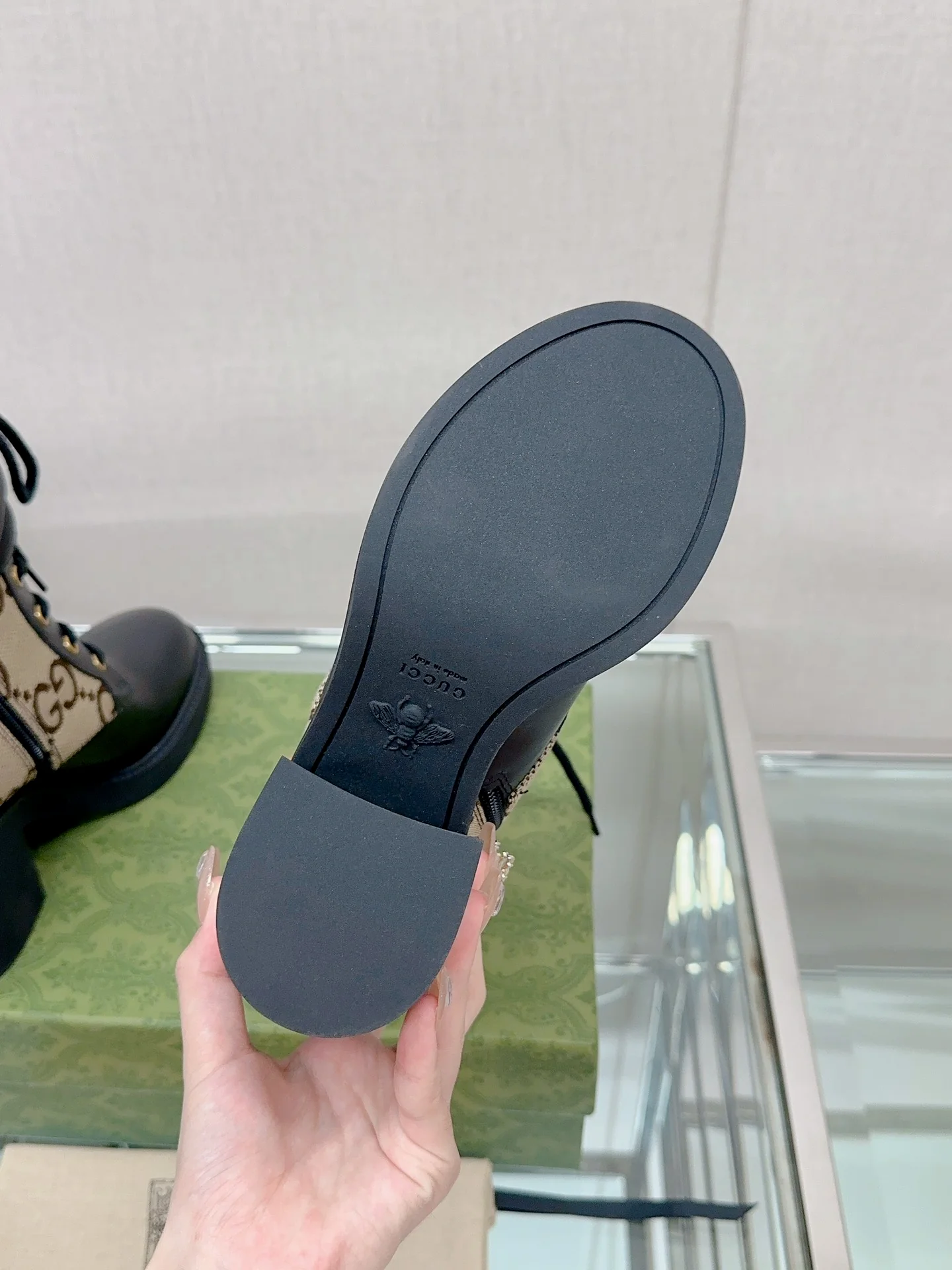 Новинка 2023 года от Gucci - Ботильоны на высоком каблуке с пряжкой и шнуровкой Double G - Монограммная канва.