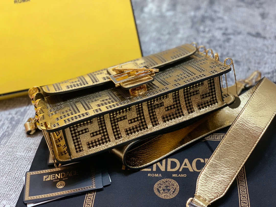 Сумка Fendi Baguette - результат сотрудничества дизайнеров.