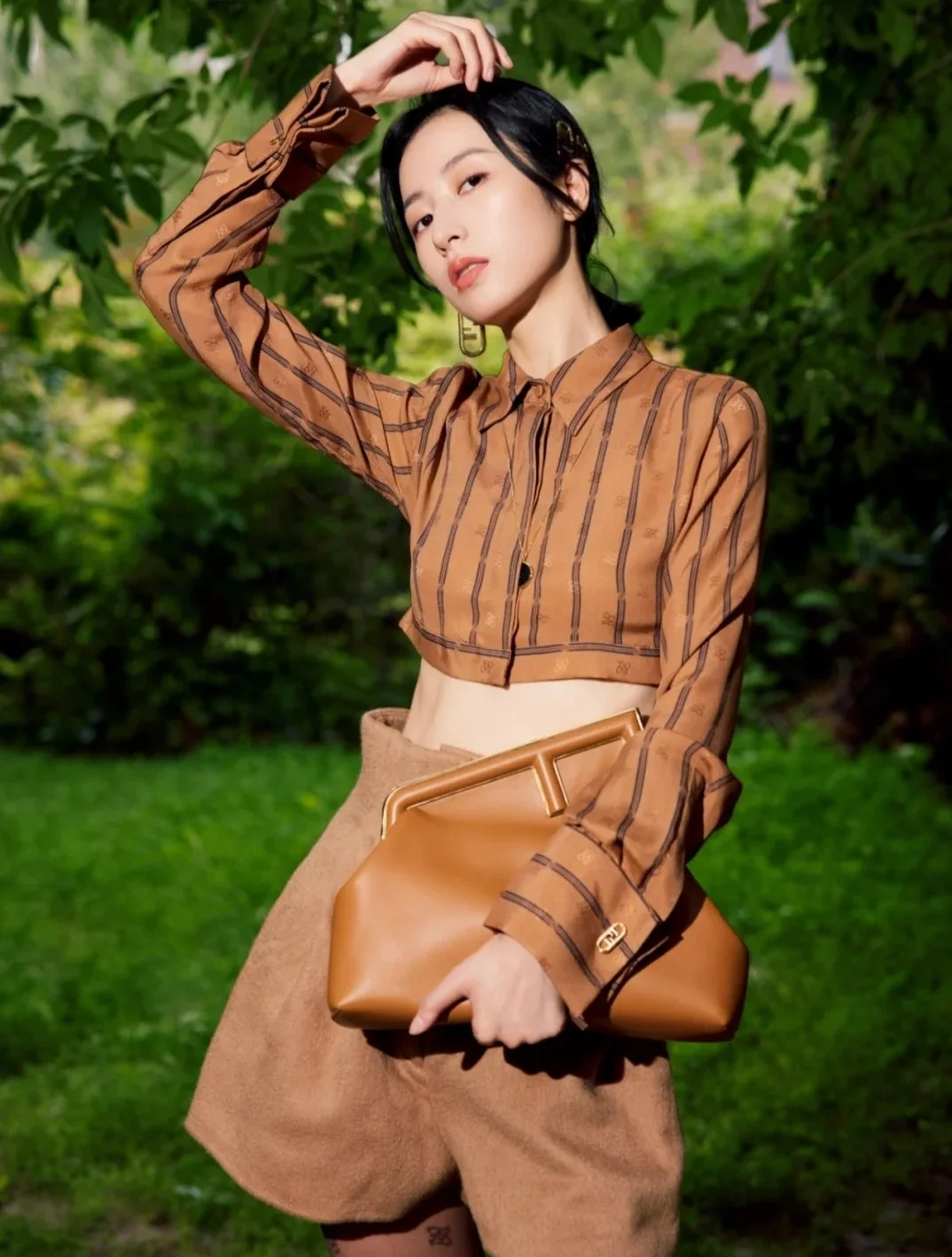 Коричневая кожаная сумка Fendi