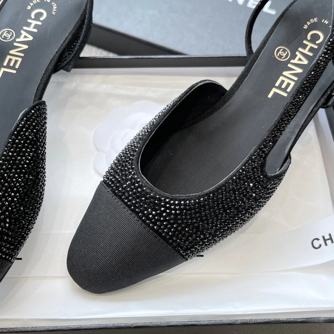 Chanel - Атласные сандалии без каблука со стразами - Черные