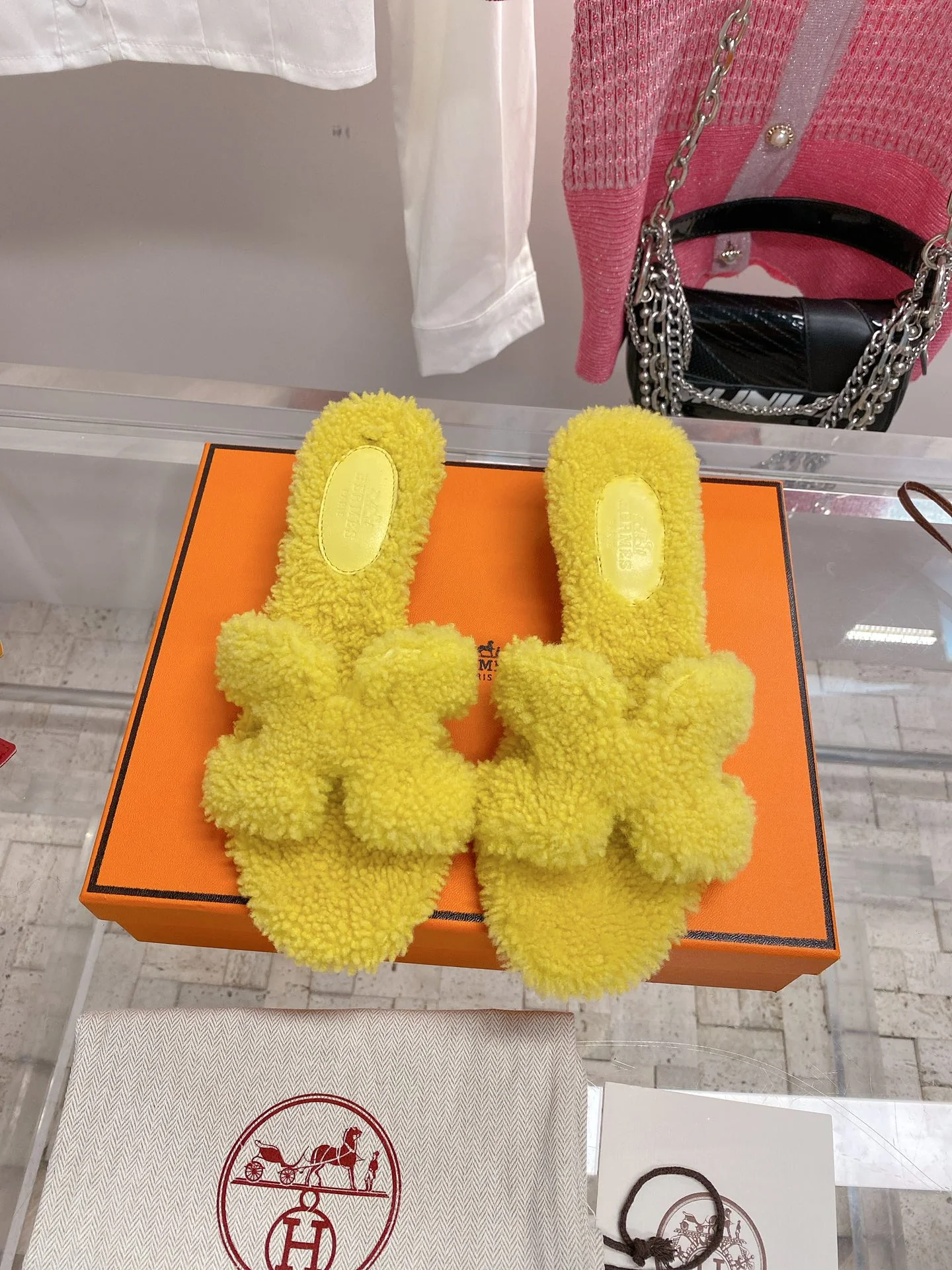 Новинка сезона осень/зима 2022 от Hermes - Сандалии на плоской подошве на каблуке H из натуральной овечьей шерсти Oran - 3 шт.