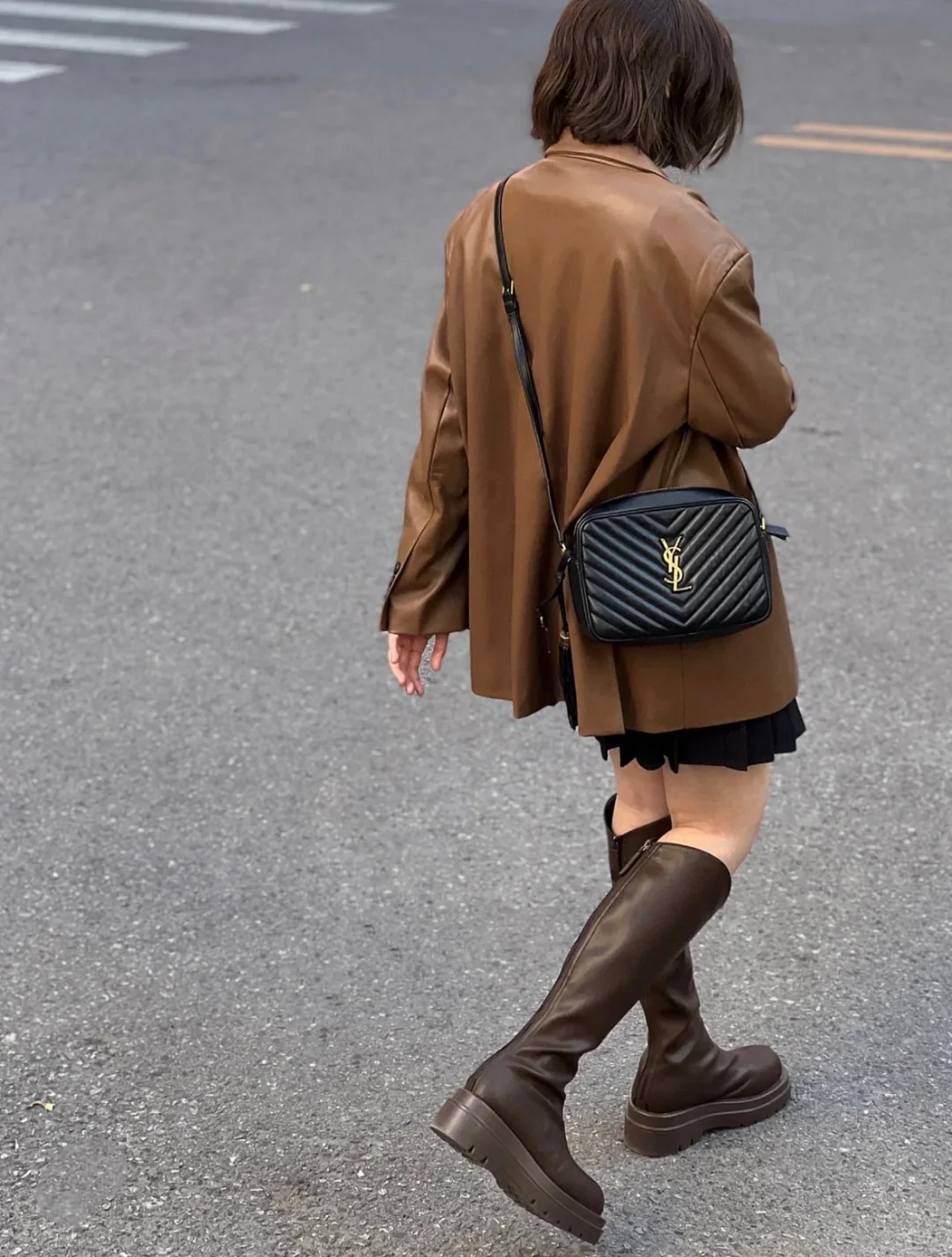 Стеганая сумка для фотоаппарата YSL — черная с золотой фурнитурой.