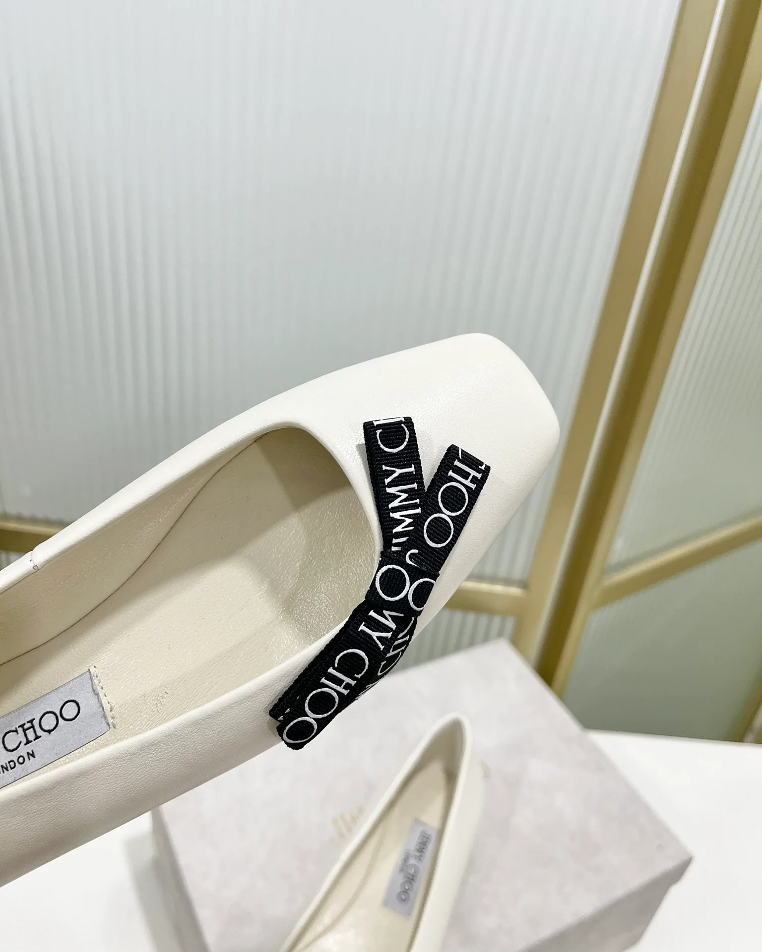 Jimmy - Новинка 2023 года - Туфли-балетки с квадратным носком и принтом из тесьмы - Белые