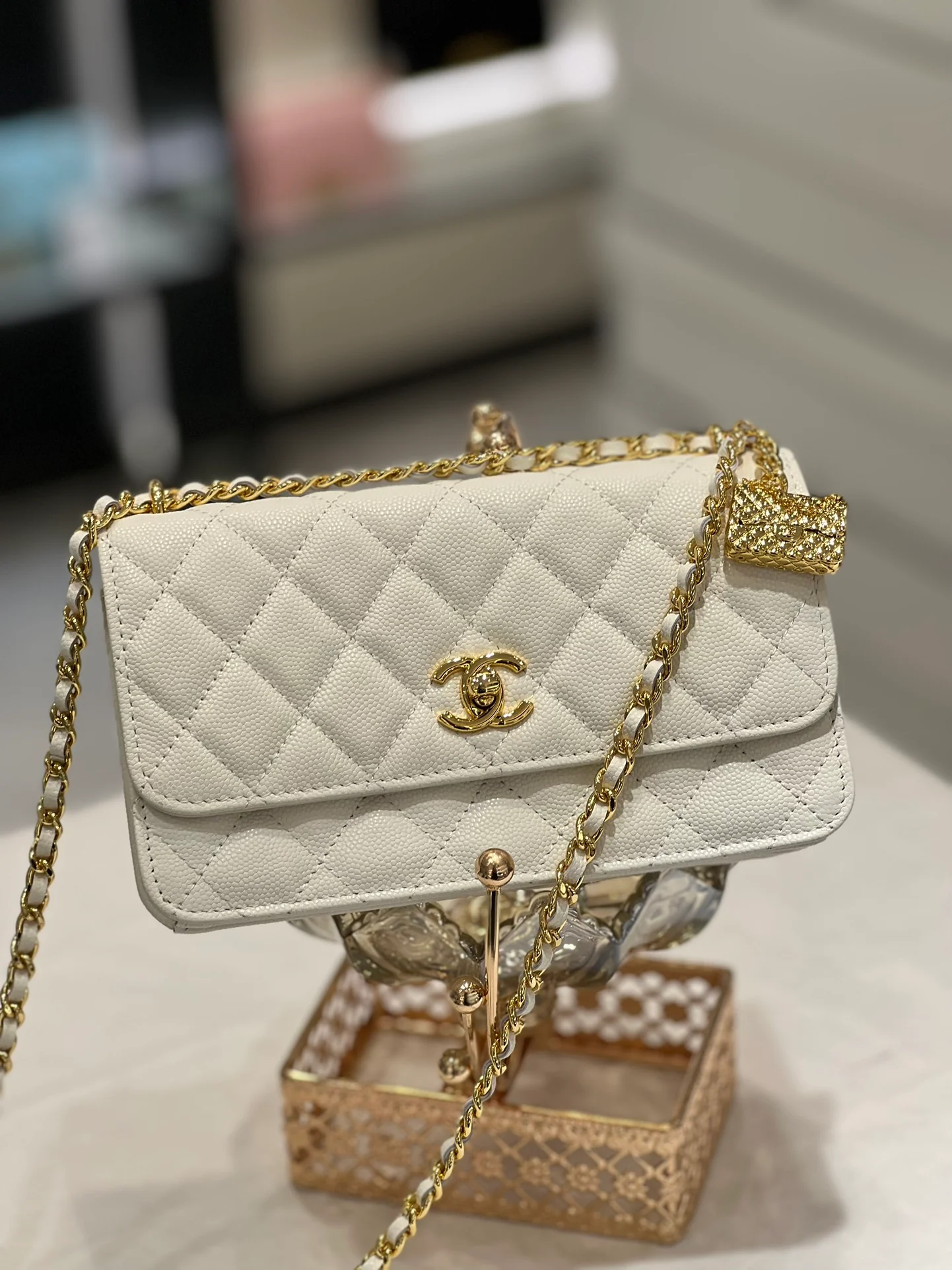 Коллекция Chanel Весна/Лето 2023 - Подвесной телефон-гармошка - WOC - Кожа с зернистой текстурой ?Личи? - 196nk4