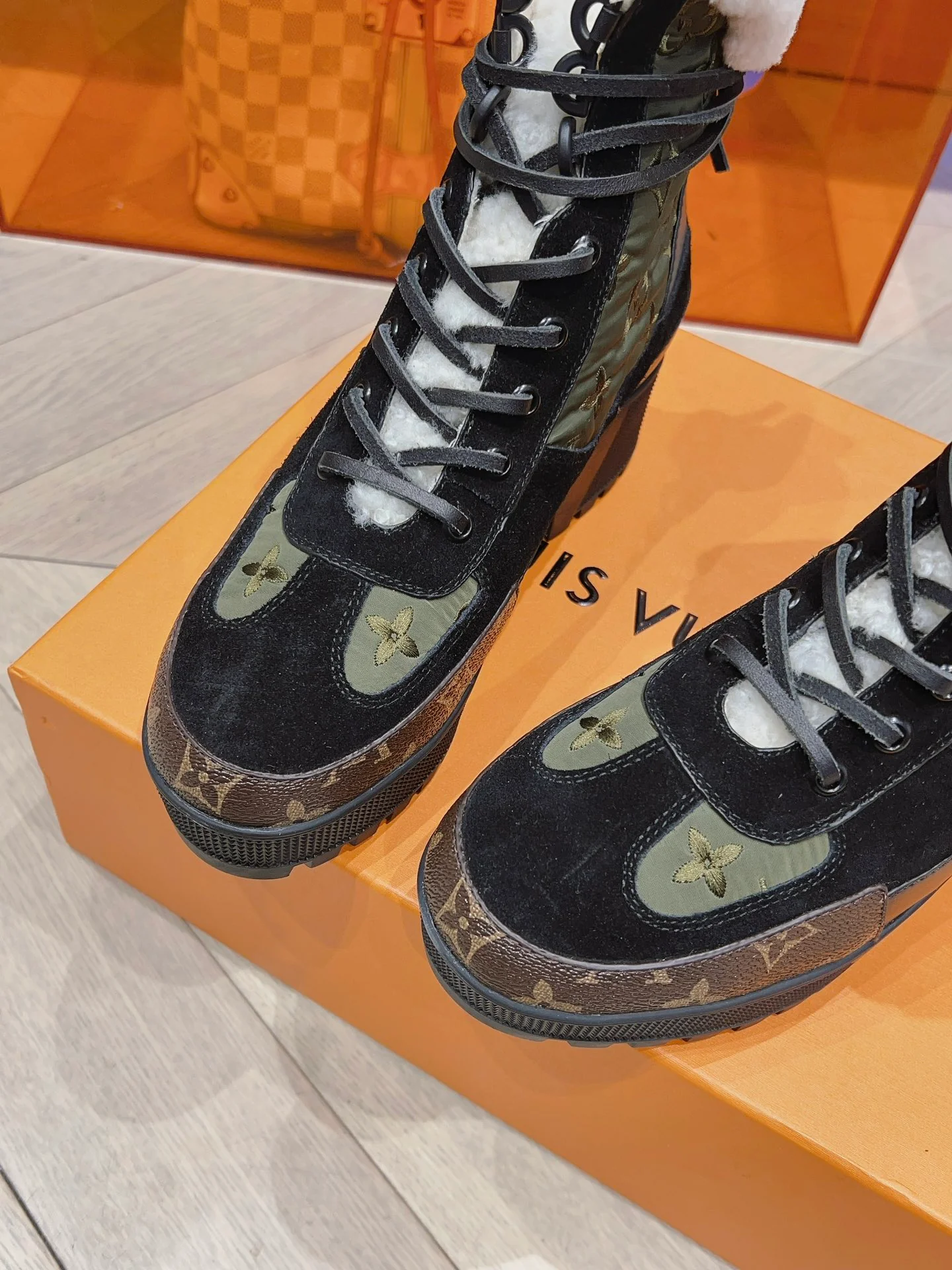 Новинка сезона осень/зима 2023 от LV - Ботинки Мартин на массивном каблуке - зеленые