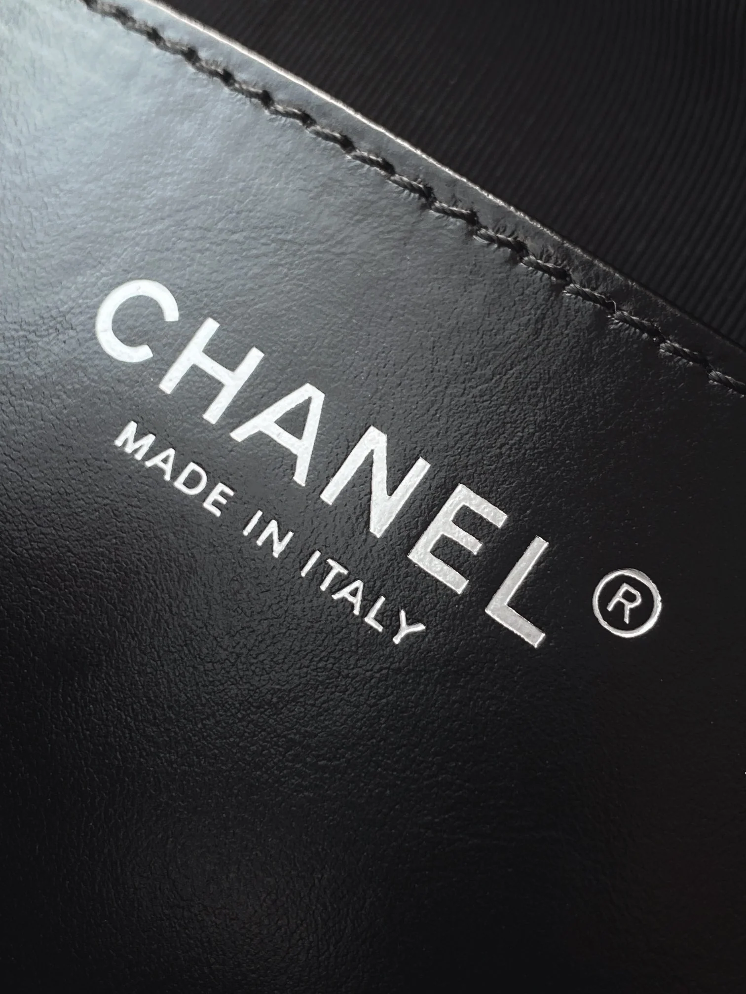 Новая коллекция Chanel весна/лето - сумка-хобо - сумка-мессенджер в стиле хиппи - серебристая