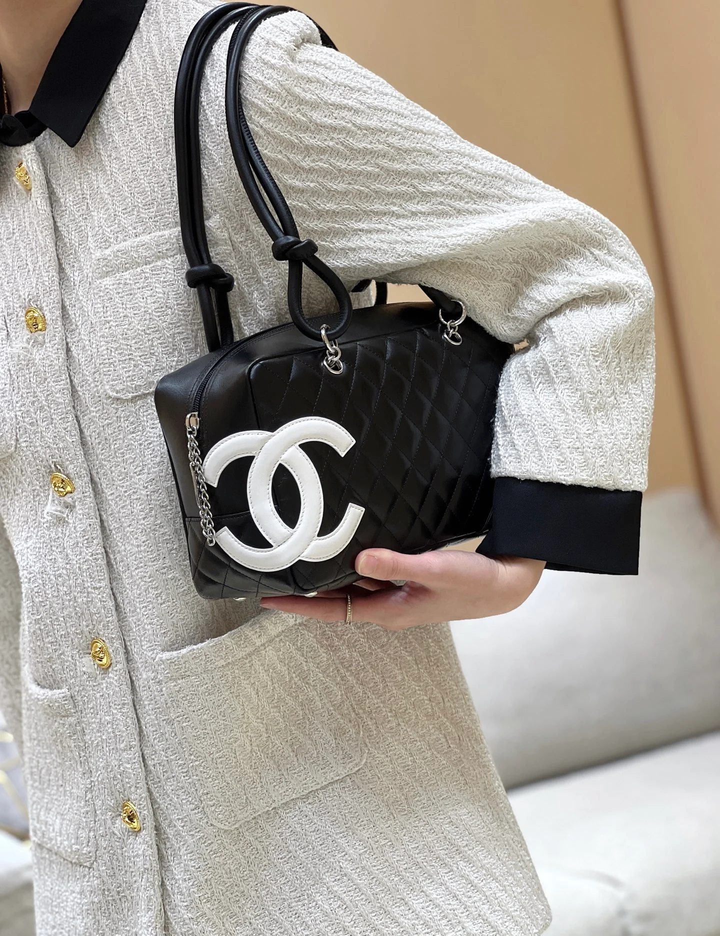 Chanel - Классическая, вневременная винтажная большая сумка-подушка Kang Peng с белым логотипом.