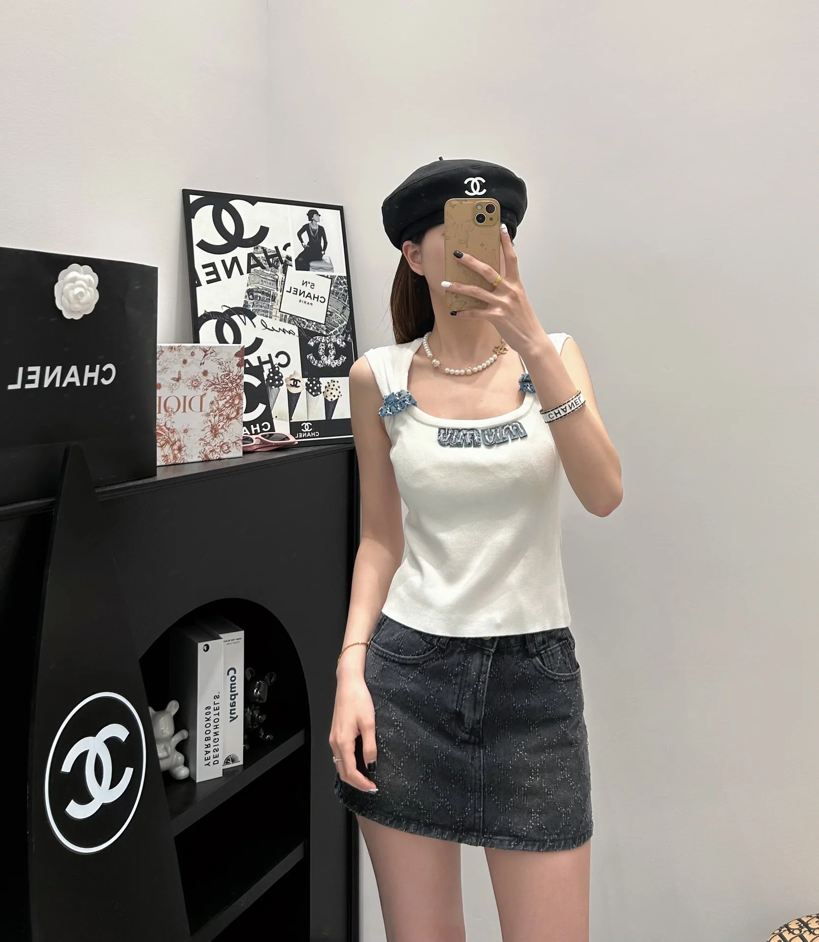 Жилет Miu Miu-2404 из плотной трикотажной ткани с объемной вышивкой бисером, белый.