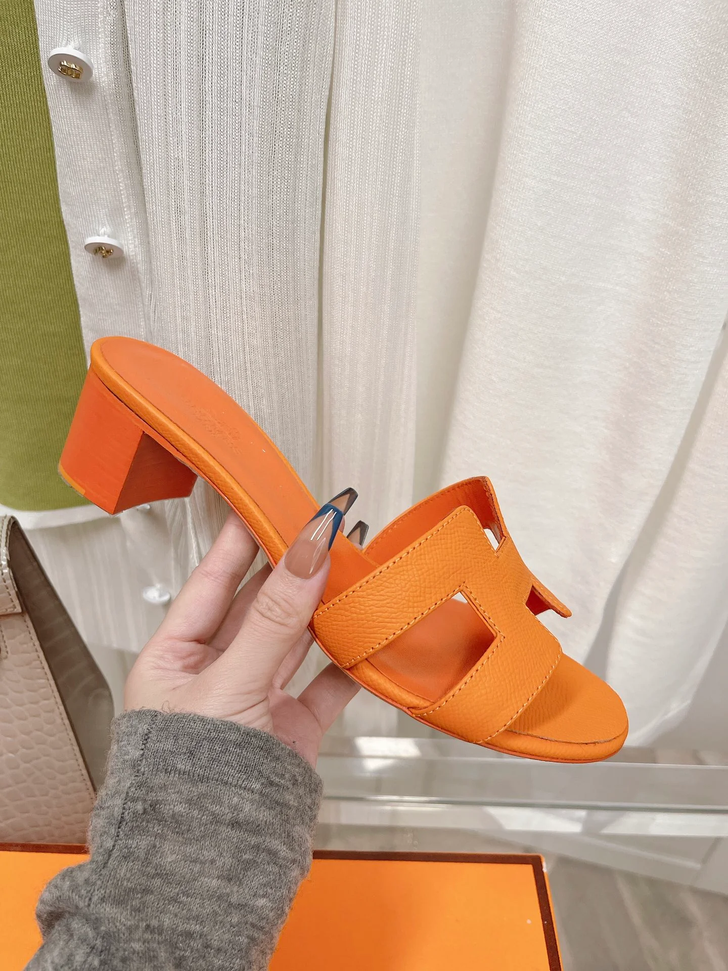 Новинка 2022 года от Hermes - Тапочки на низком каблуке с отпечатком руки - Оранжевые