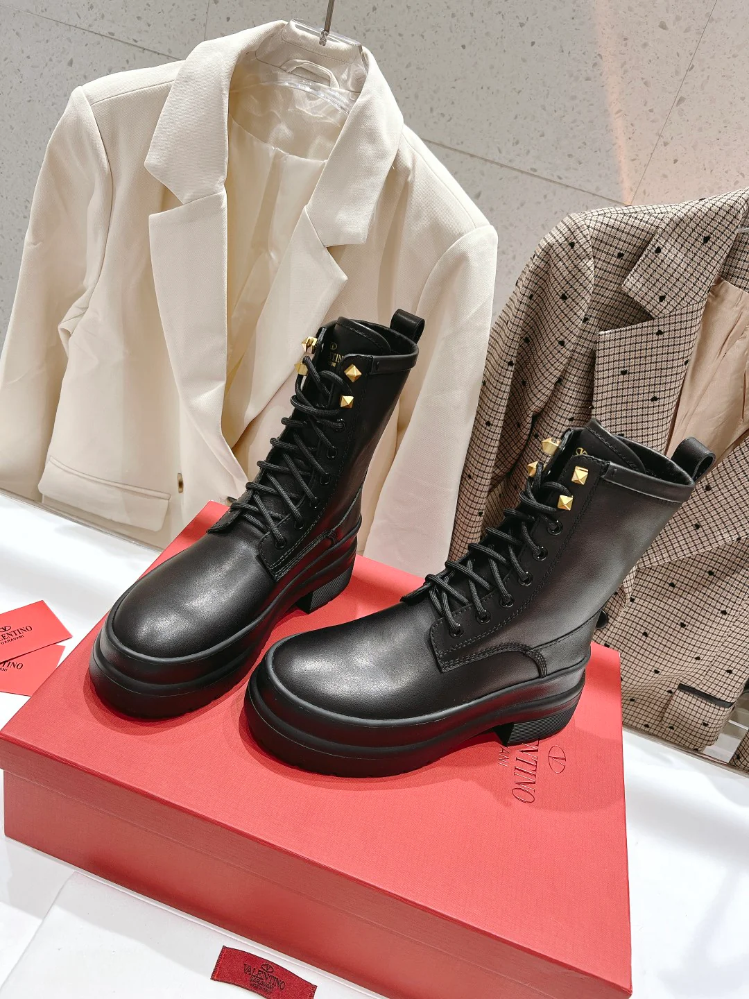 Ботинки Valentino на шнуровке до середины икры в стиле милитари - черные