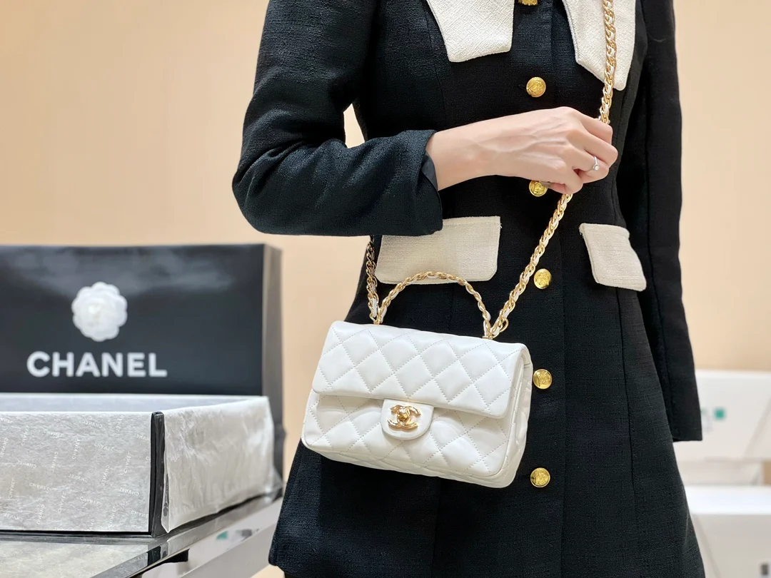 Новинка сезона весна/лето 2023 от Chanel - сумка из овечьей кожи CF - белая - на фото.